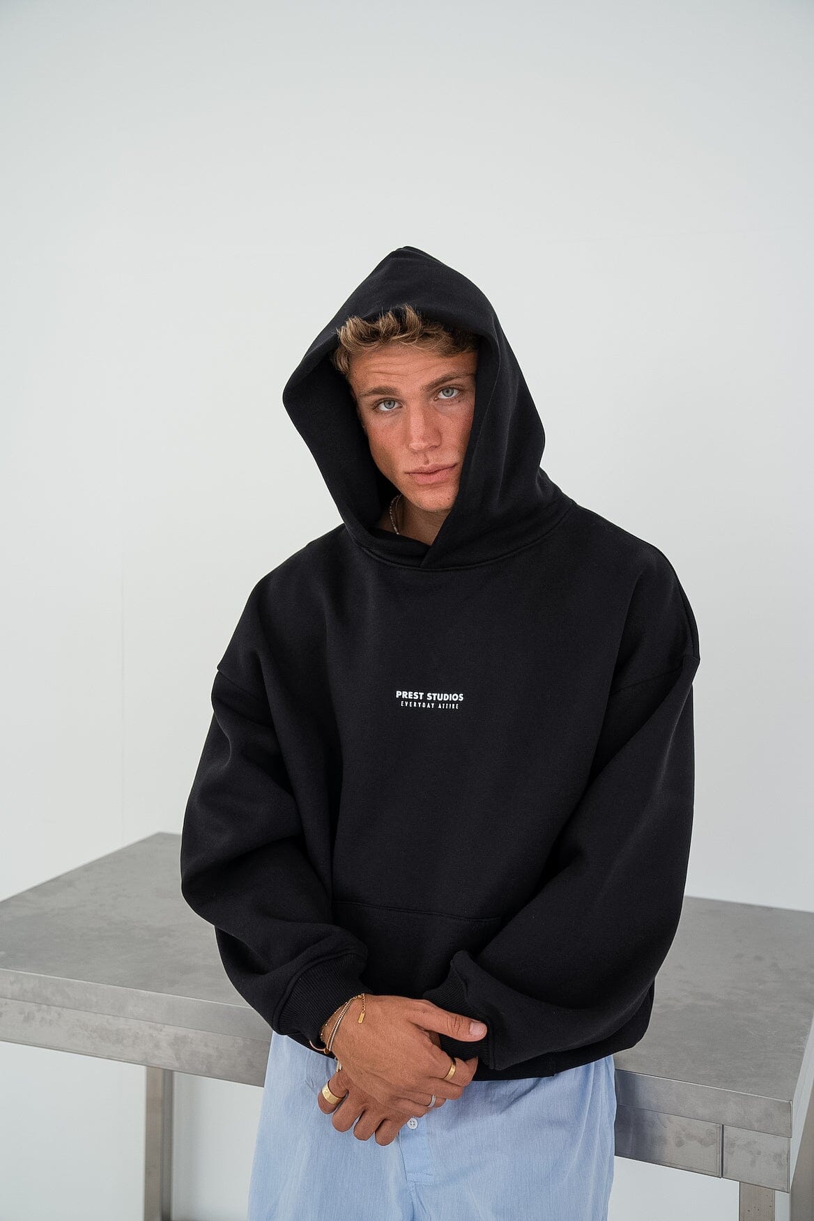 Schwarzer oversize Hoodie für Herren.