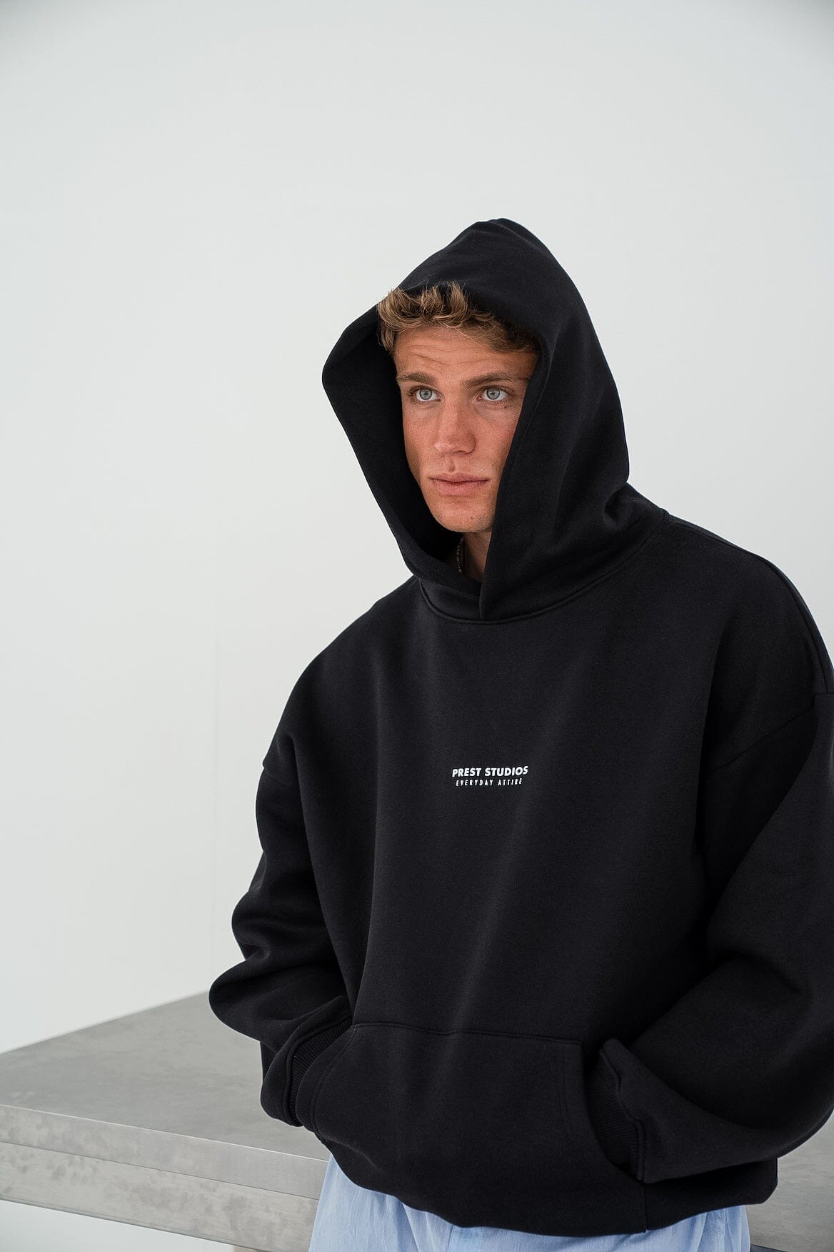 Schwarzer Hoodie ohne Bänder