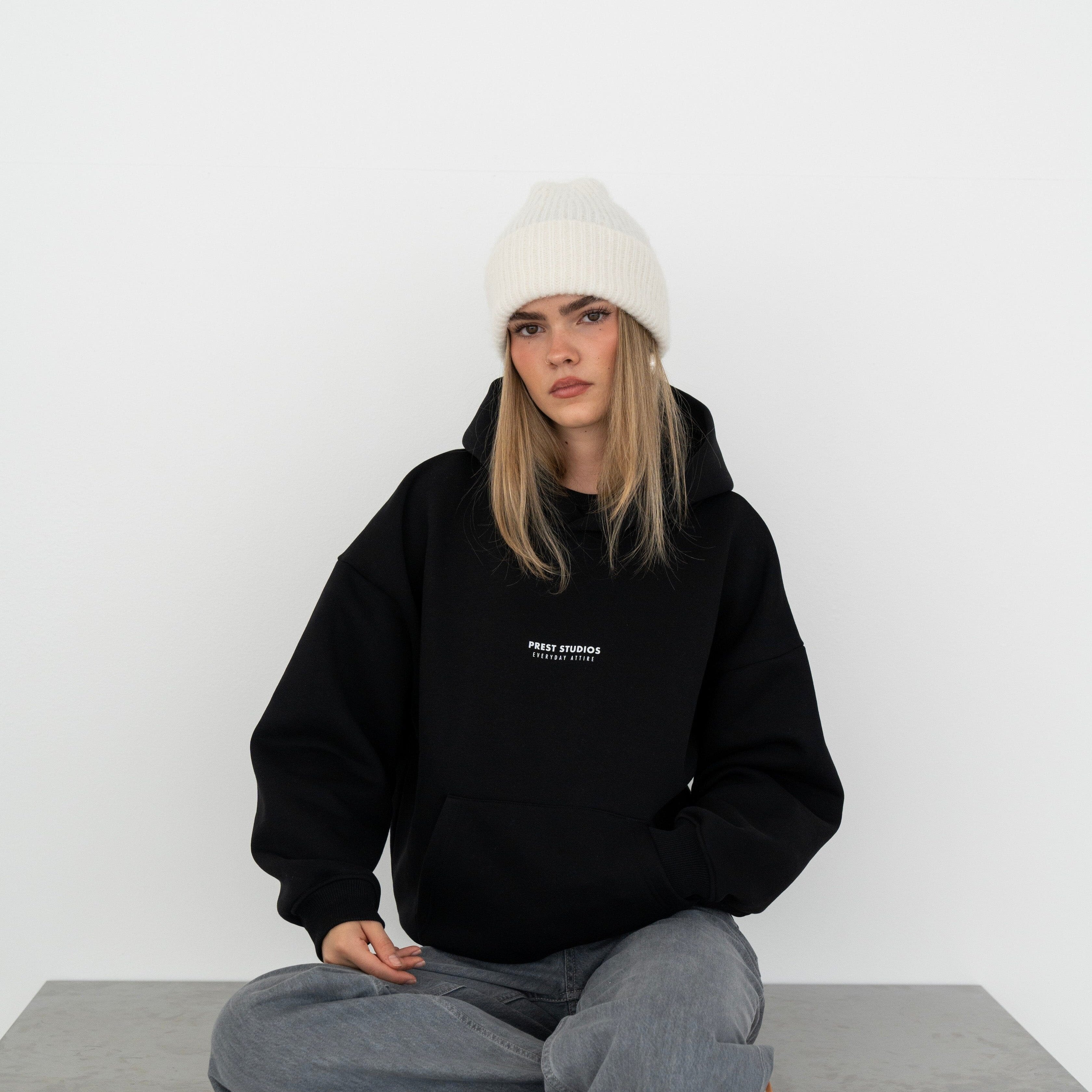 Schwarzer oversize Hoodie für Damen.