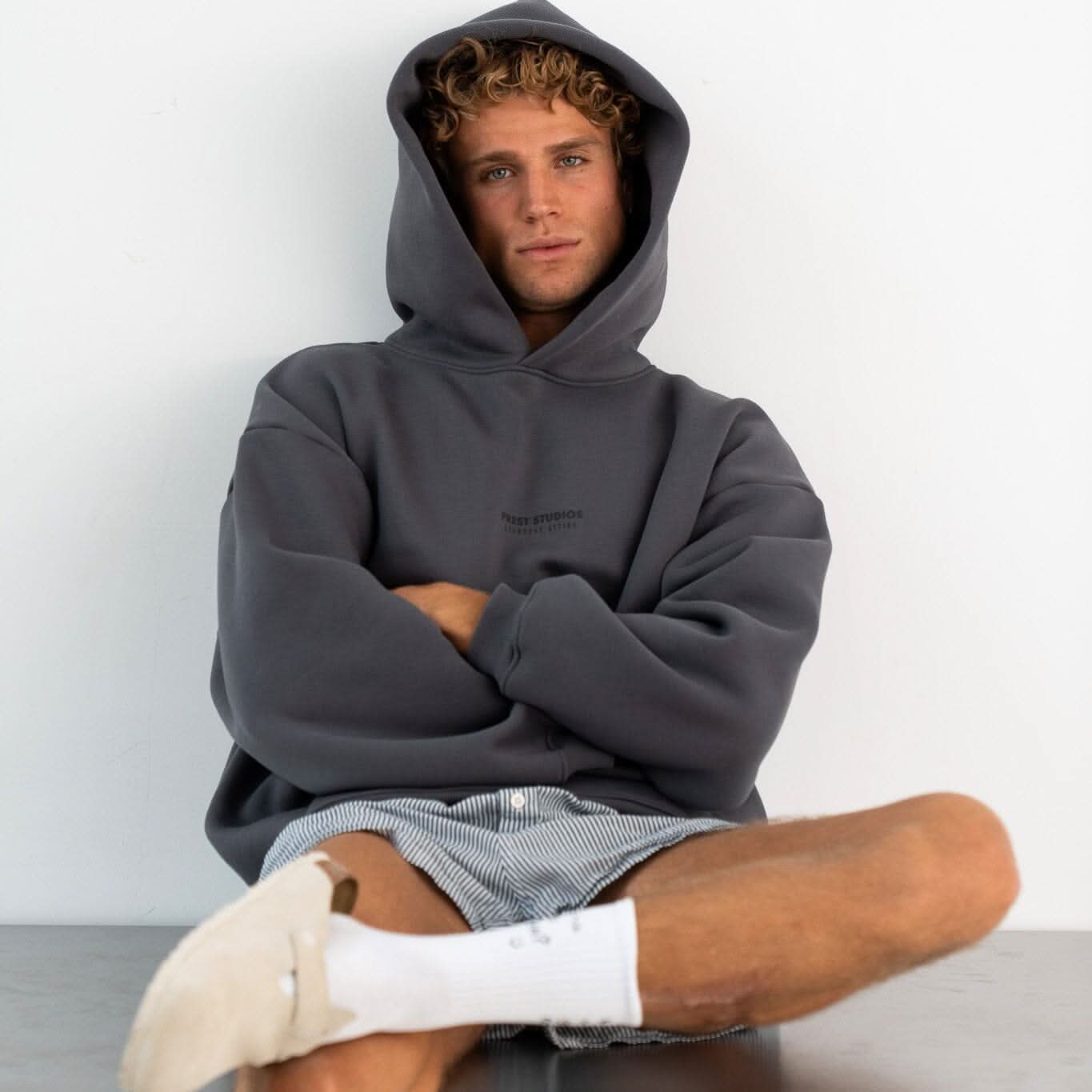 Dunkelgrauer Hoodie Herren