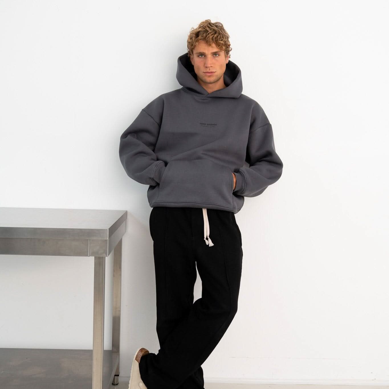 Dunkelgrauer Hoodie Männer