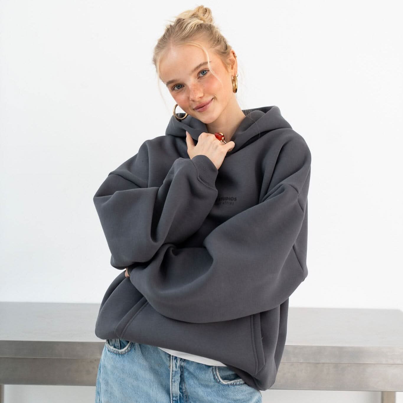 Dunkelgrauer Pullover