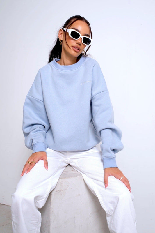 Hellblauer oversize Sweater für Frauen. Hellblauer Basic Sweater für Damen