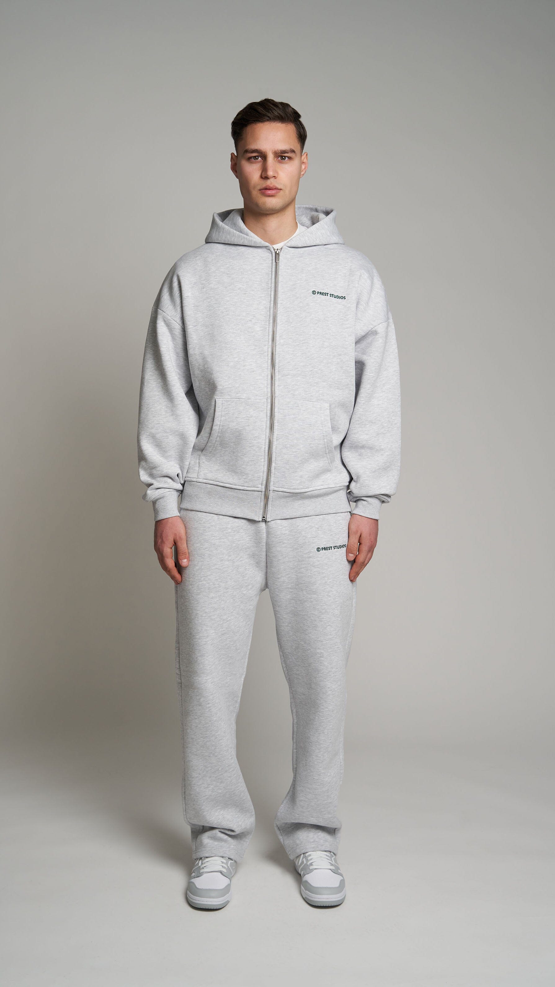 Graue Zip Jacket für Männer. Graue Basic Zip Jacket für Herren . Grauer Tracksuit für Männer 