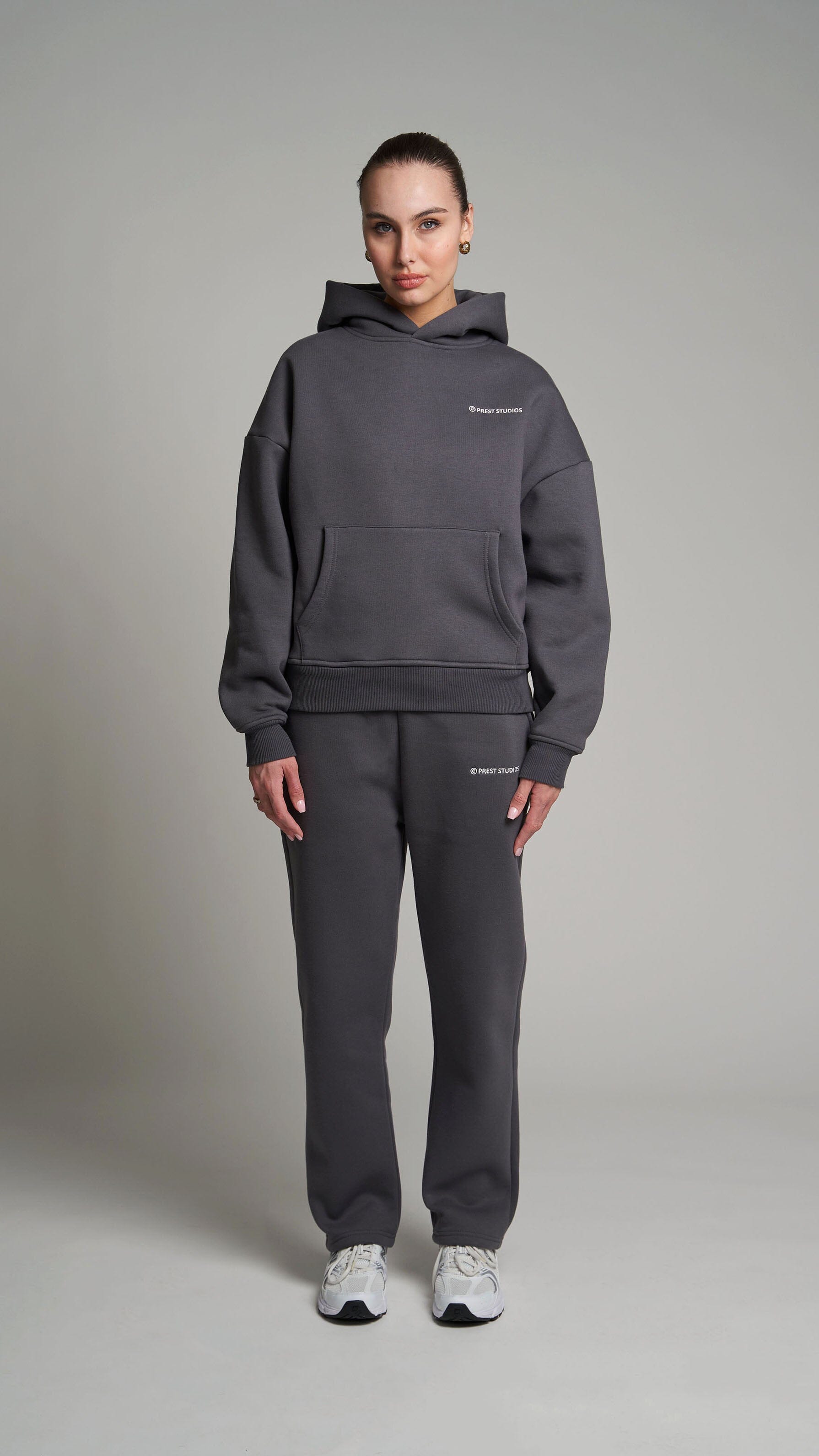 Anthrazit Graue Jogginghose für Frauen. Graue Basic Jogginghose für Damen. Grauer Tracksuit für Frauen