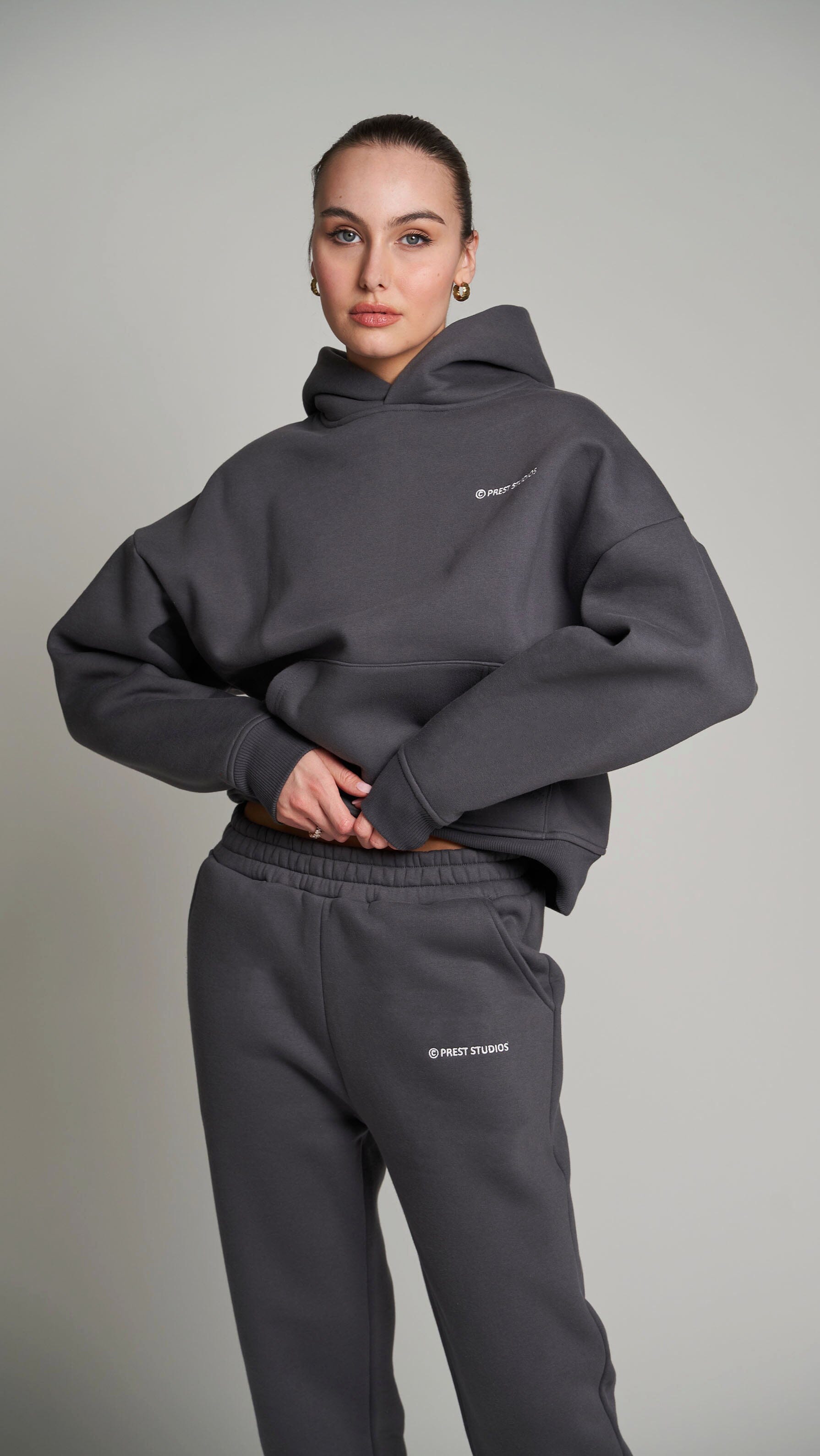 Anthrazit Grauer oversize Hoodie für Frauen. Grauer Basic Hoodie für Damen