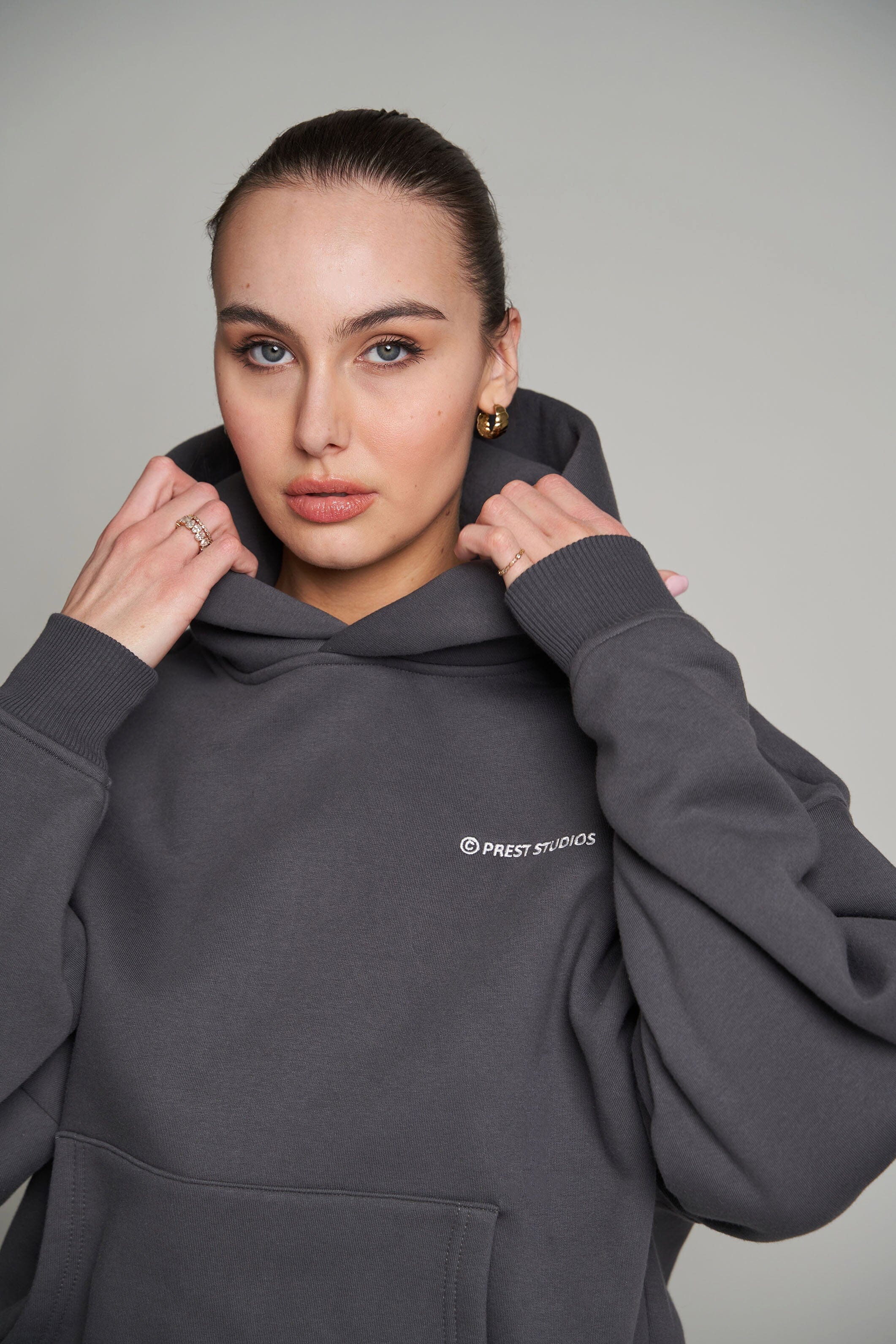 Anthrazit Grauer oversize Hoodie für Frauen. Grauer Basic Hoodie für Damen