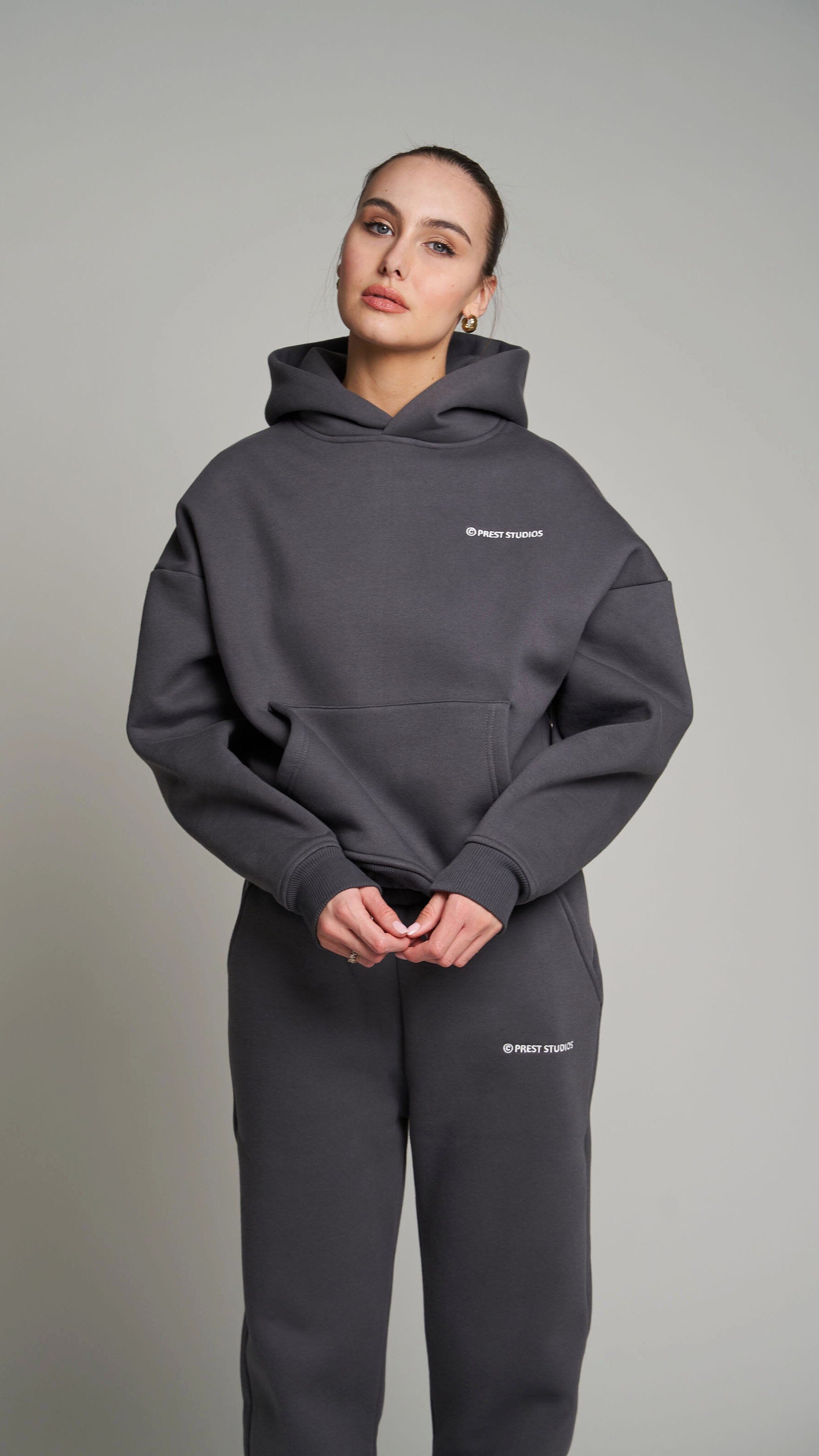 Anthrazit Grauer oversize Hoodie für Frauen. Grauer Basic Hoodie für Damen