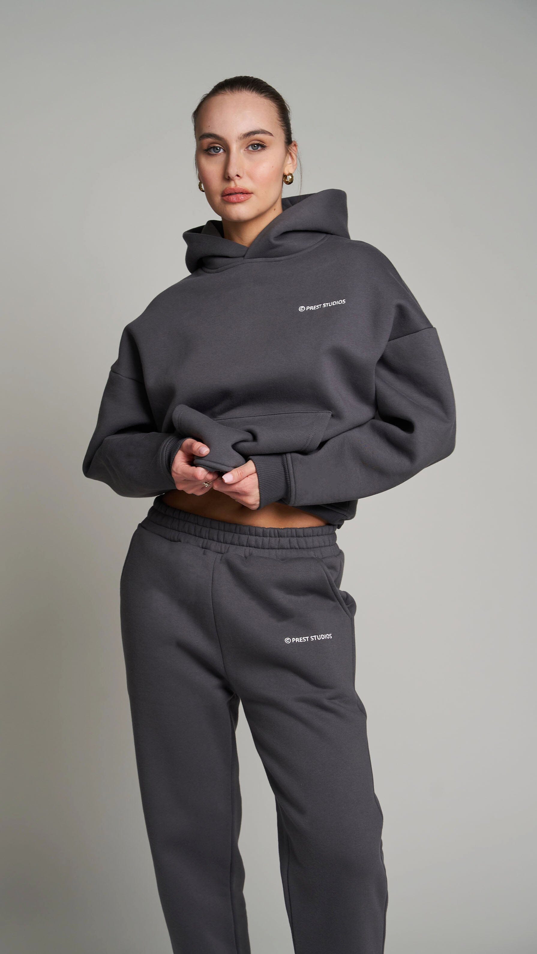 Anthrazit Grauer oversize Hoodie für Frauen. Grauer Basic Hoodie für Damen