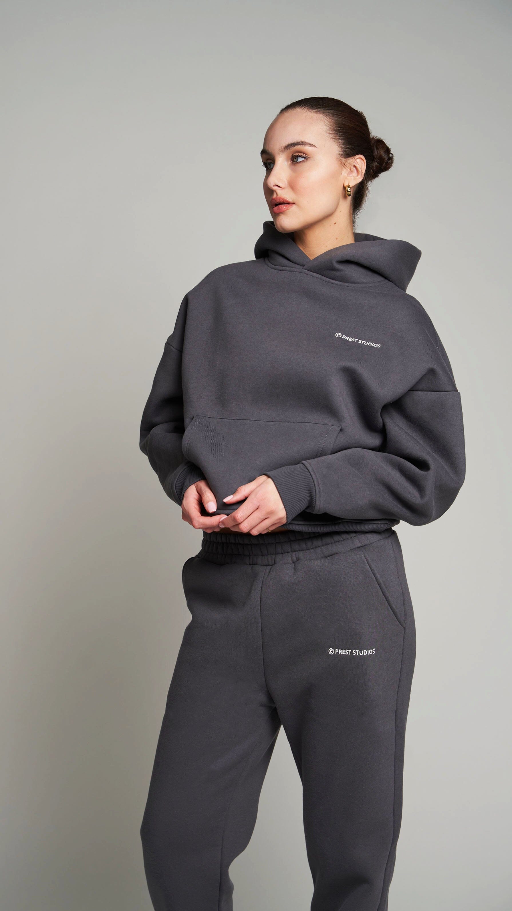 Anthrazit Grauer oversize Hoodie für Frauen. Grauer Basic Hoodie für Damen