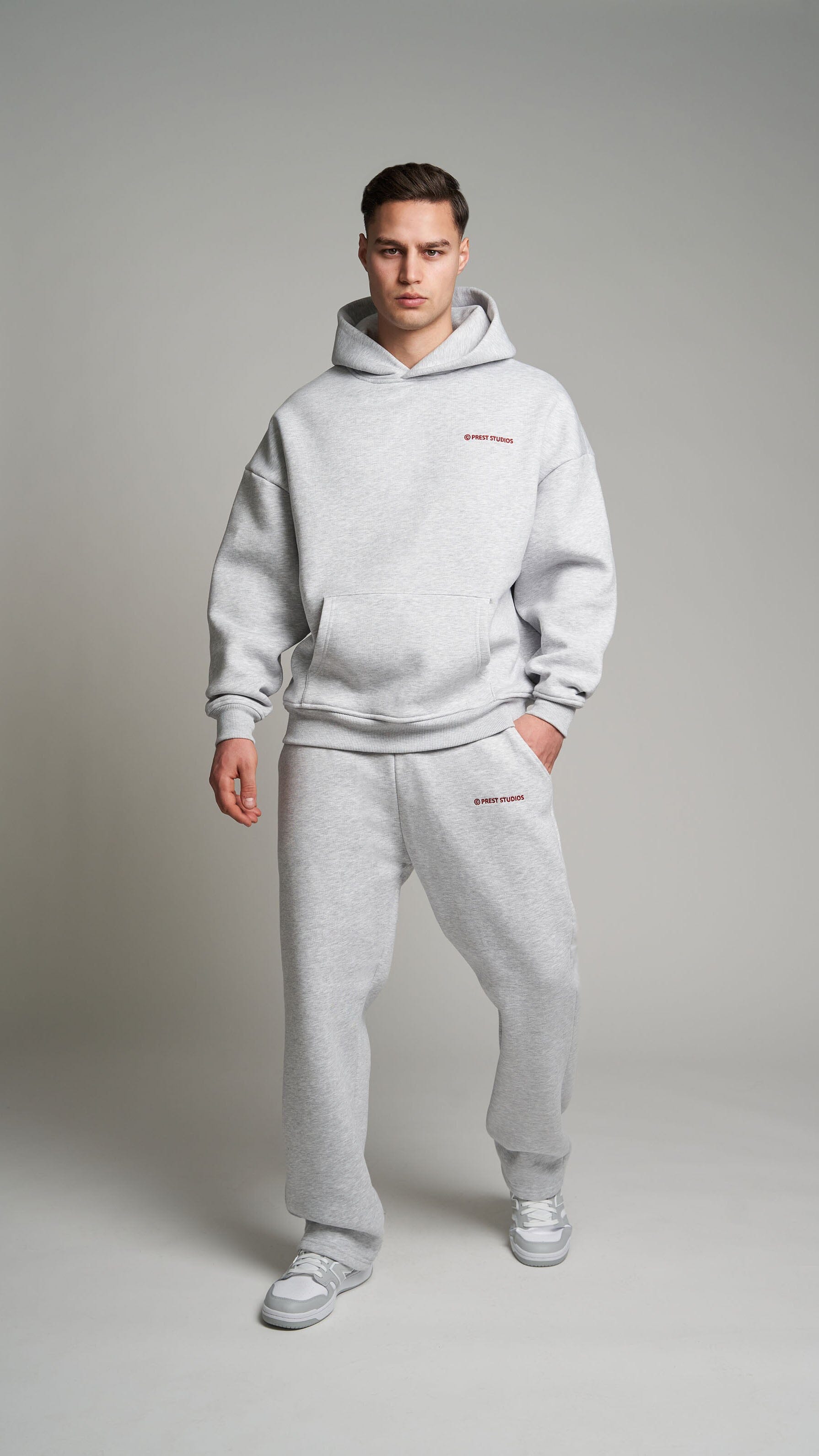 Graue Jogginghose für Männer. Graue Basic Jogginghose für Herren . Grauer Tracksuit für Männer