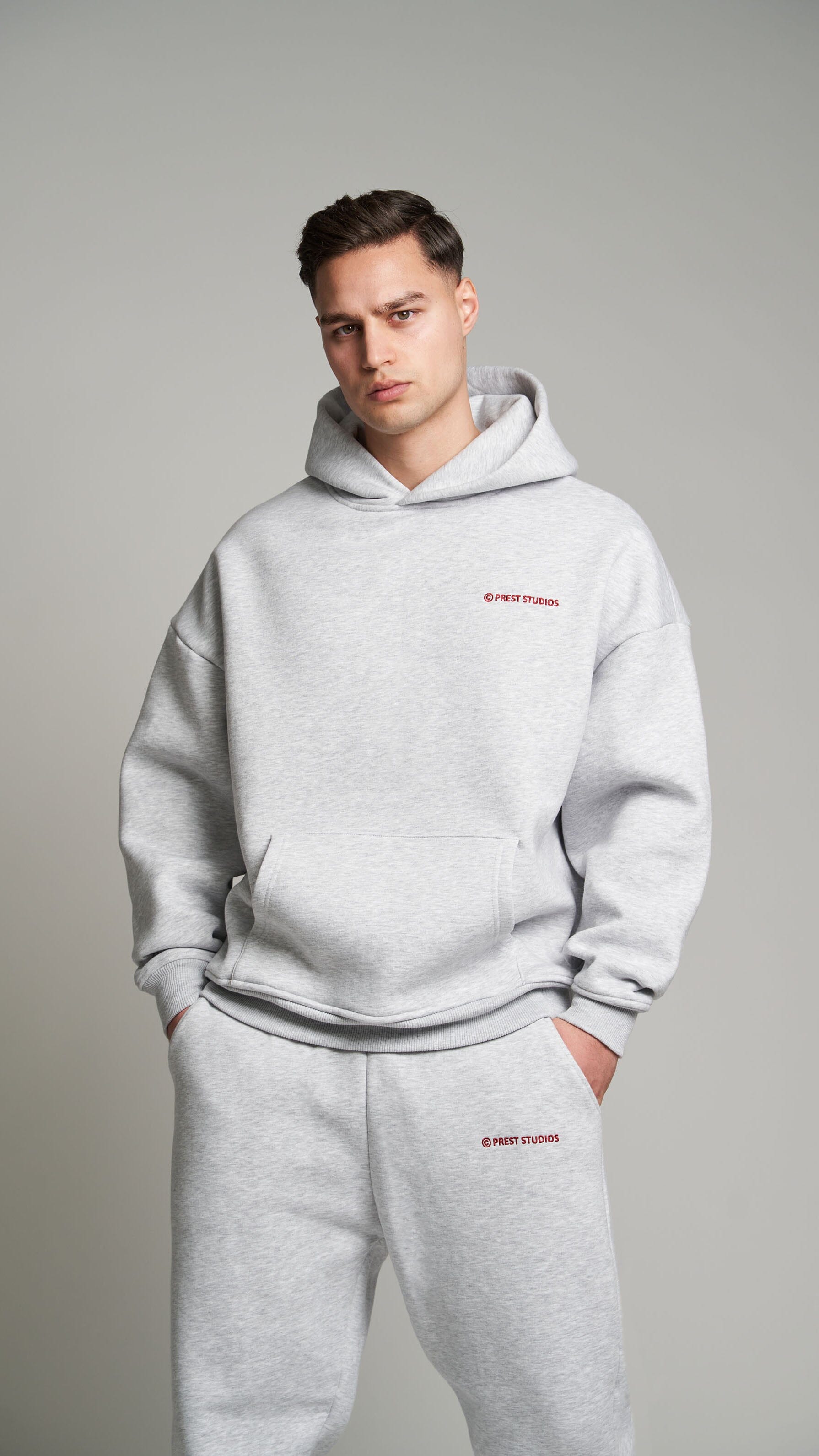 Graue Jogginghose für Männer. Graue Basic Jogginghose für Herren . Grauer Tracksuit für Männer