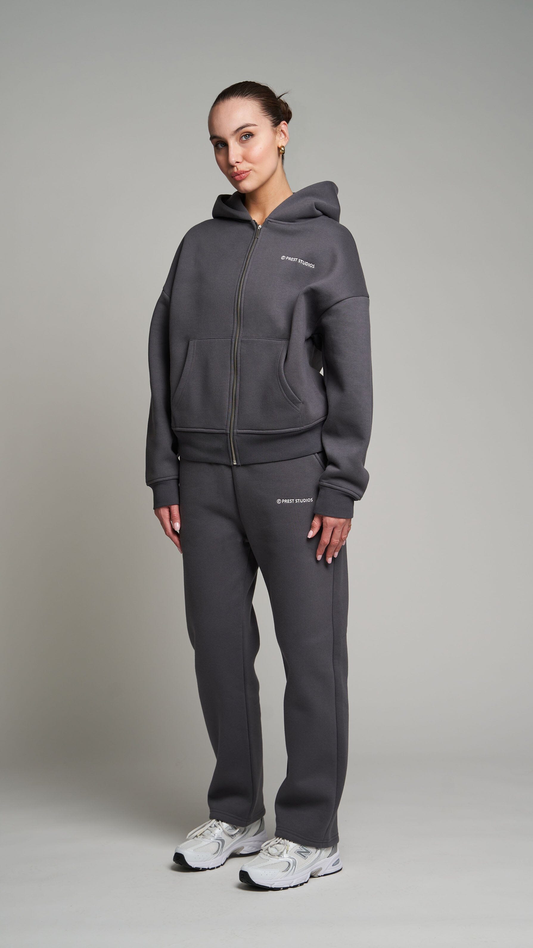 Anthrazit Graue Zip Jacket für Frauen. Graue Basic Zip Jacket für Damen . Grauer Tracksuit für Frauen