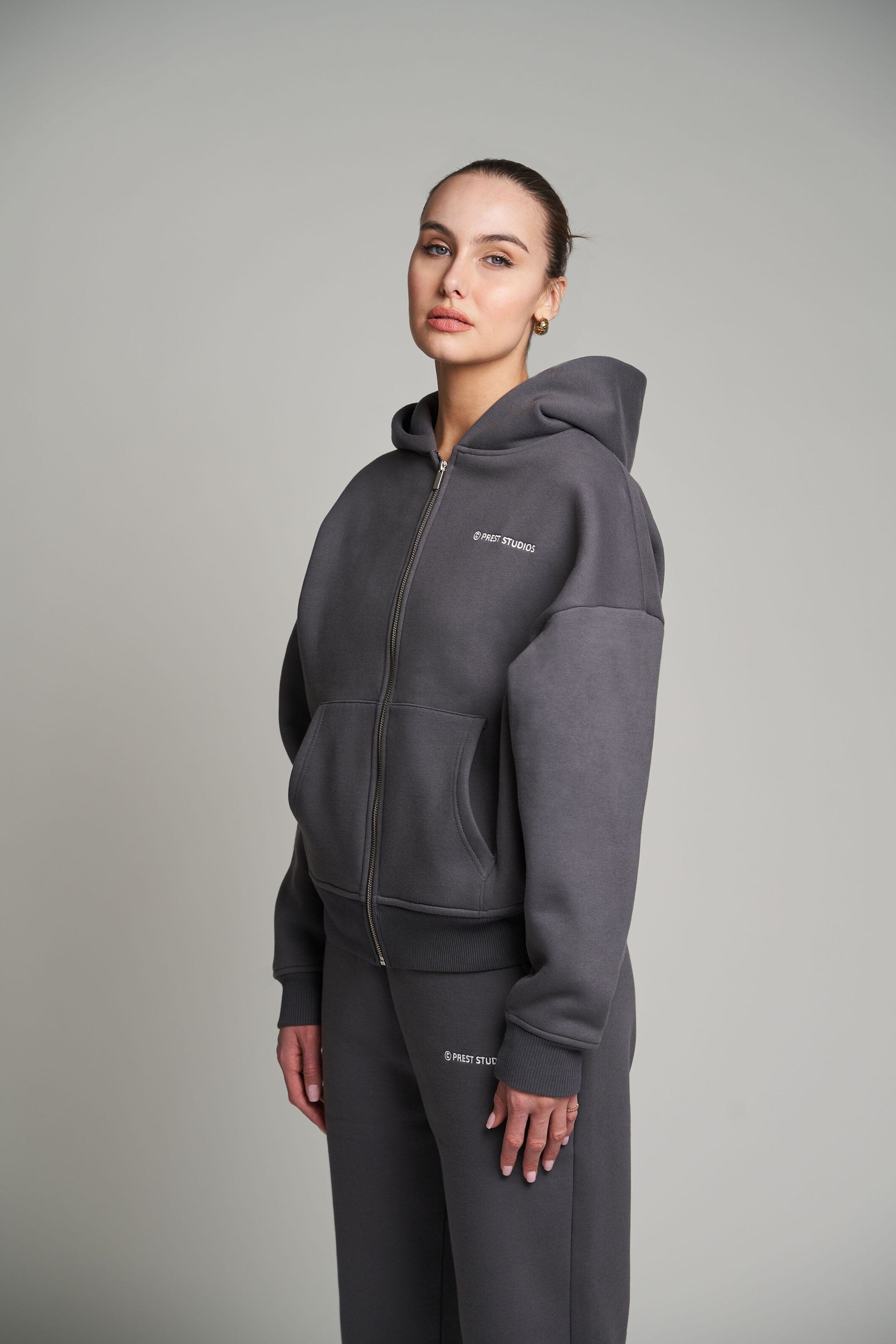 Anthrazit Graue Zip Jacket für Frauen. Graue Basic Zip Jacket für Damen . Grauer Tracksuit für Frauen