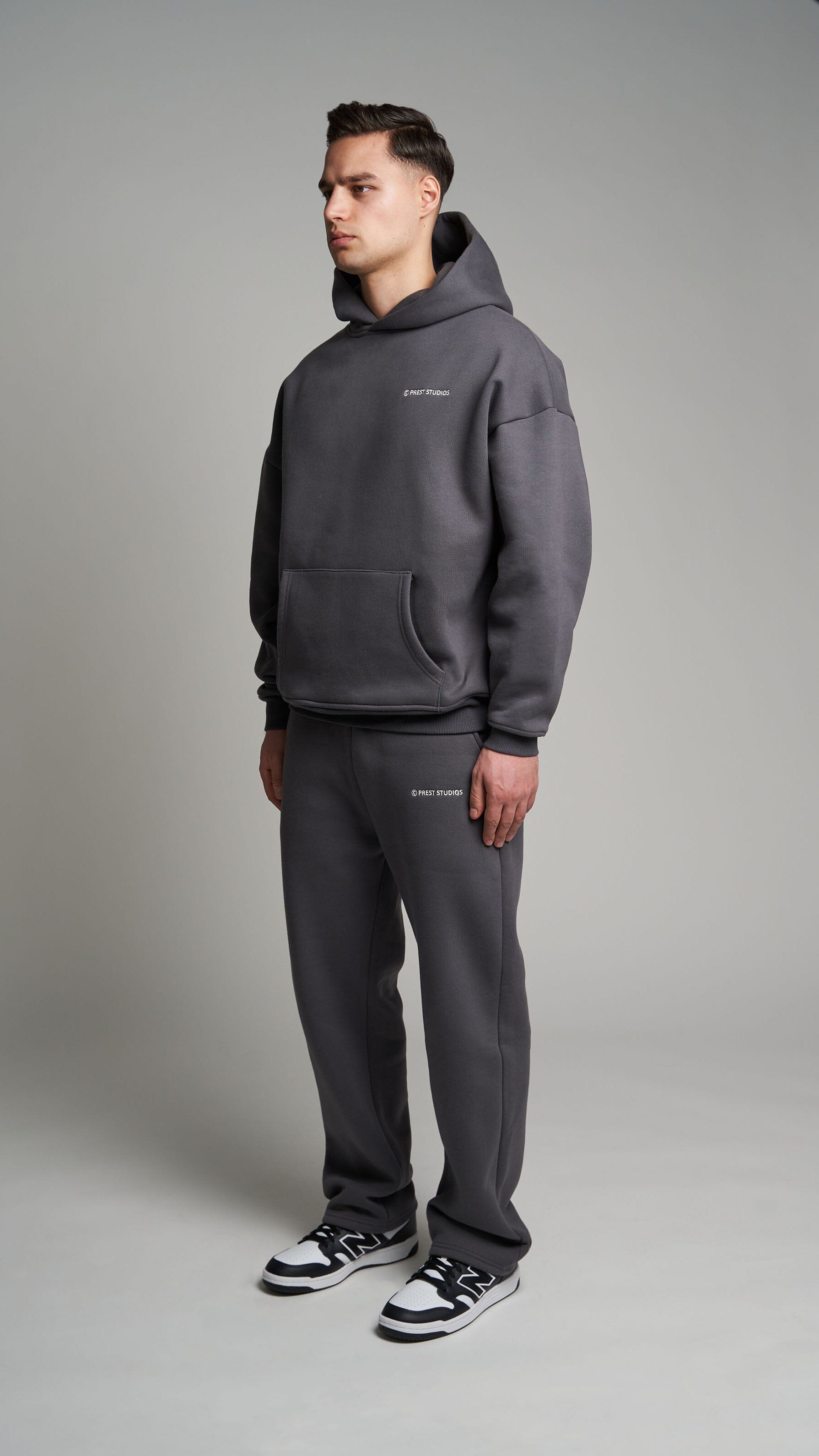 Anthrazit Graue Jogginghose für Männer. Graue Basic Jogginghose für Herren . Grauer Tracksuit für Männer