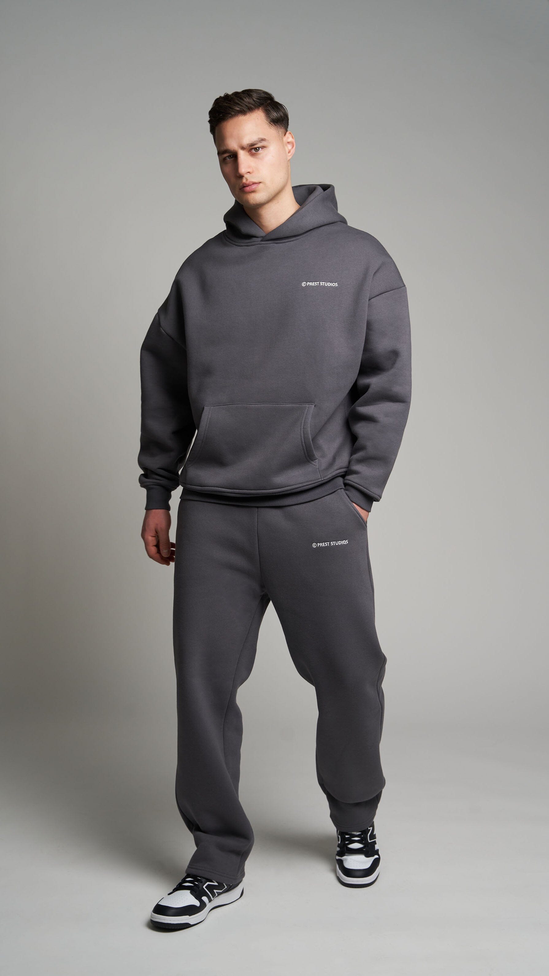 Anthrazit Graue Jogginghose für Männer. Graue Basic Jogginghose für Herren . Grauer Tracksuit für Männer