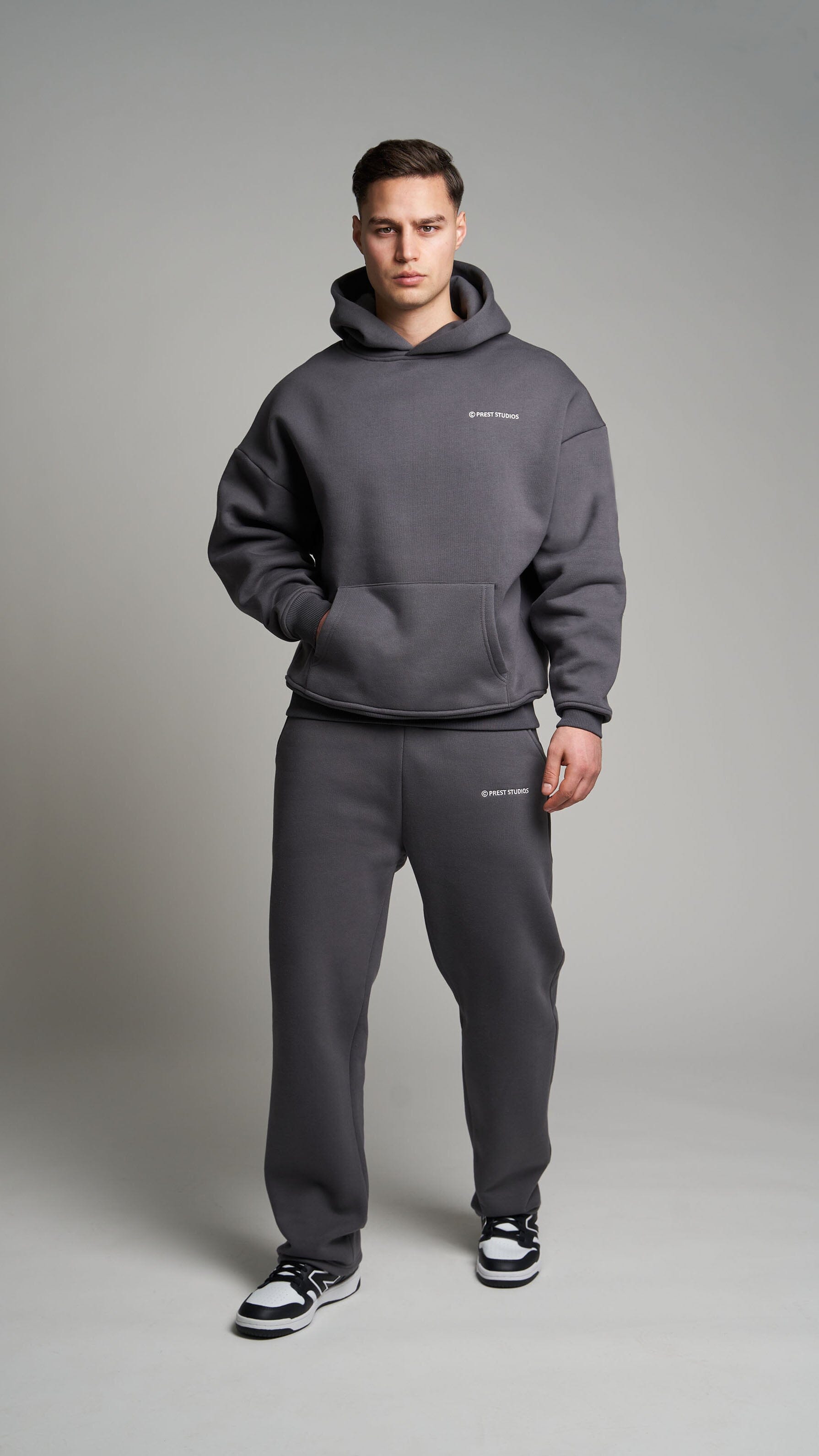 Anthrazit Graue Jogginghose für Männer. Graue Basic Jogginghose für Herren . Grauer Tracksuit für Männer