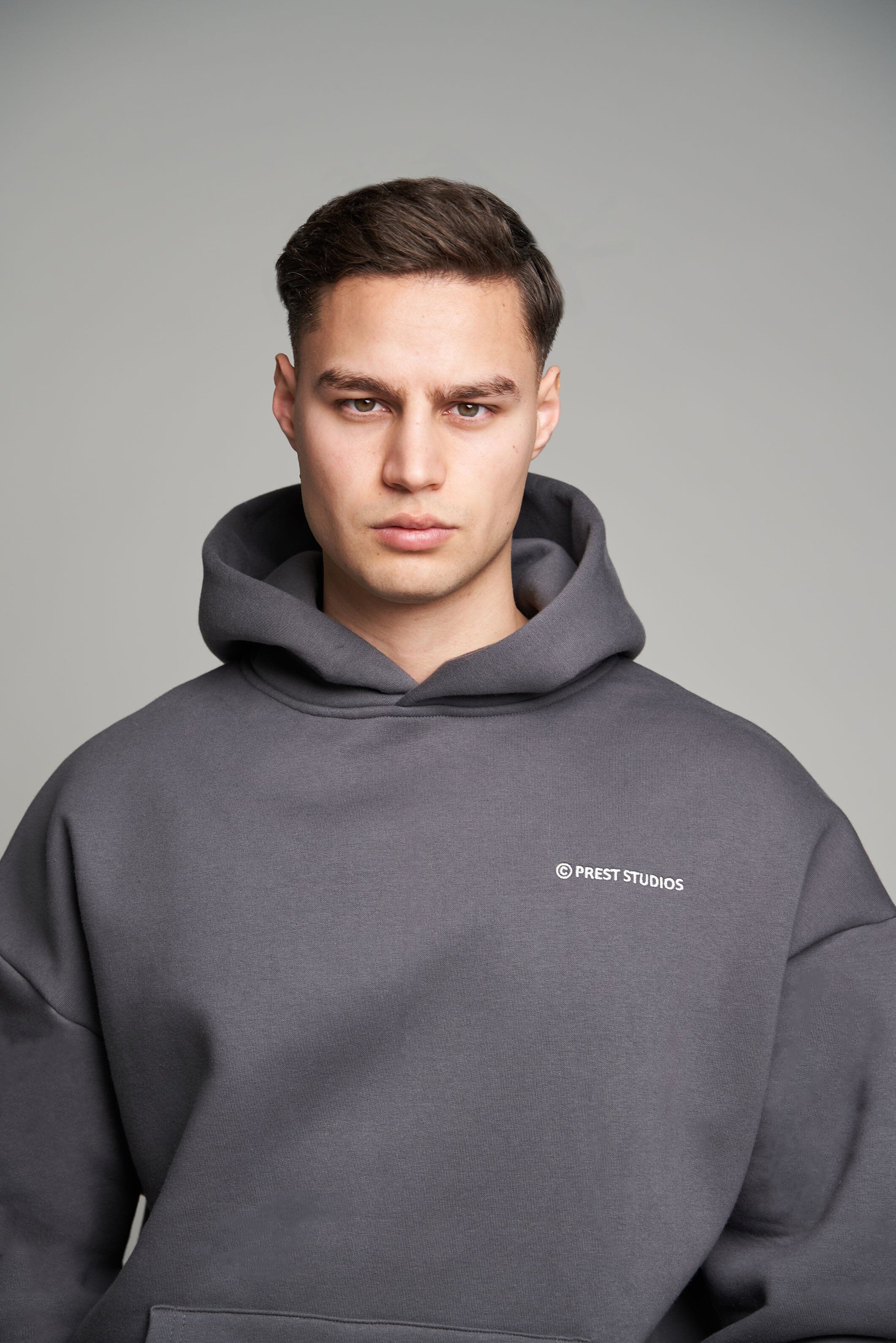 Anthrazit Grauer oversize Hoodie für Männer. Grauer Basic Hoodie für Herren.