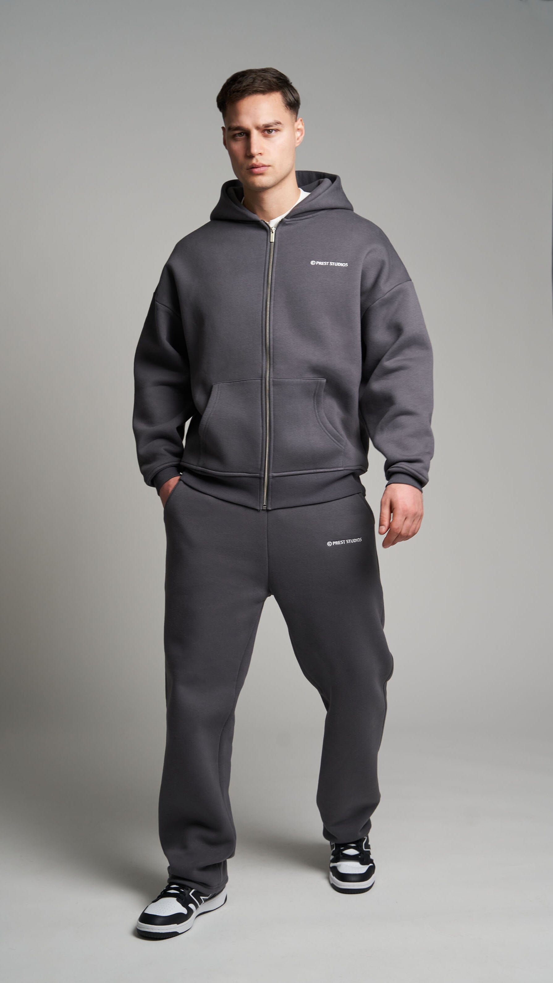 Anthrazit Graue Zip Jacket für Männer. Graue Basic Zip Jacket für Herren . Grauer Tracksuit für Männer