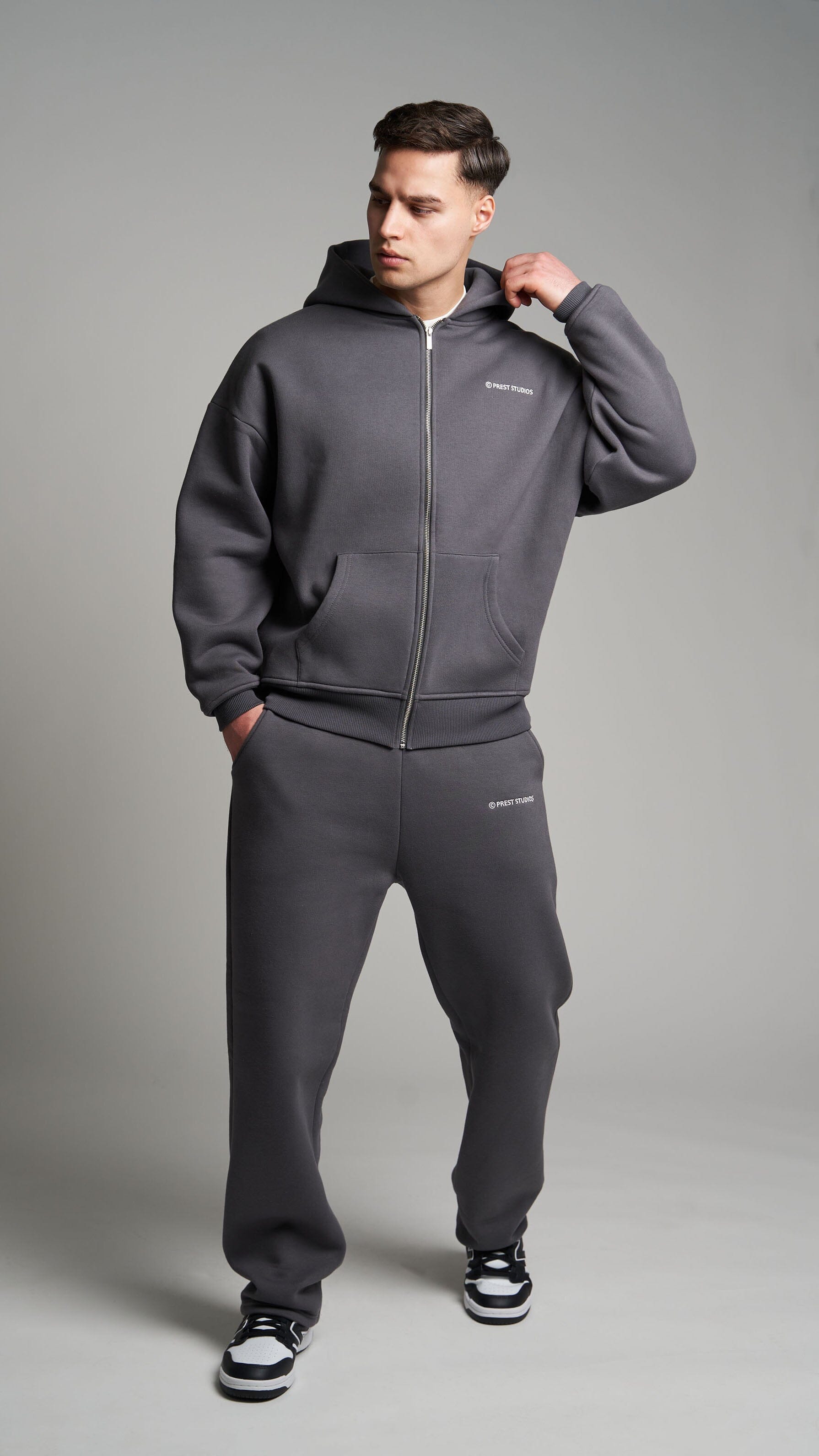 Anthrazit Graue Zip Jacket für Männer. Graue Basic Zip Jacket für Herren . Grauer Tracksuit für Männer