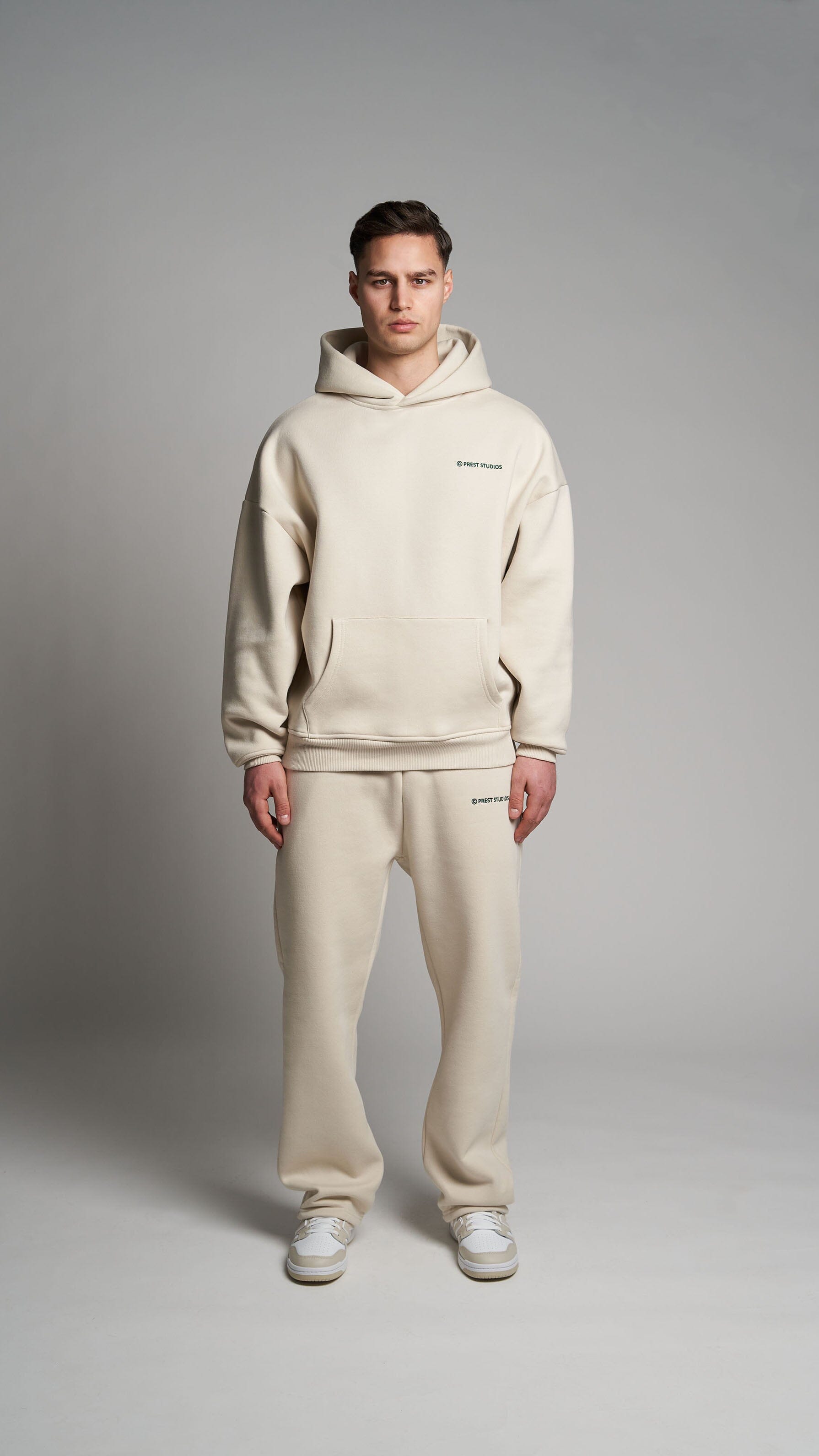 Beiger oversize Hoodie für Männer. Beiger Basic Hoodie für Herren 