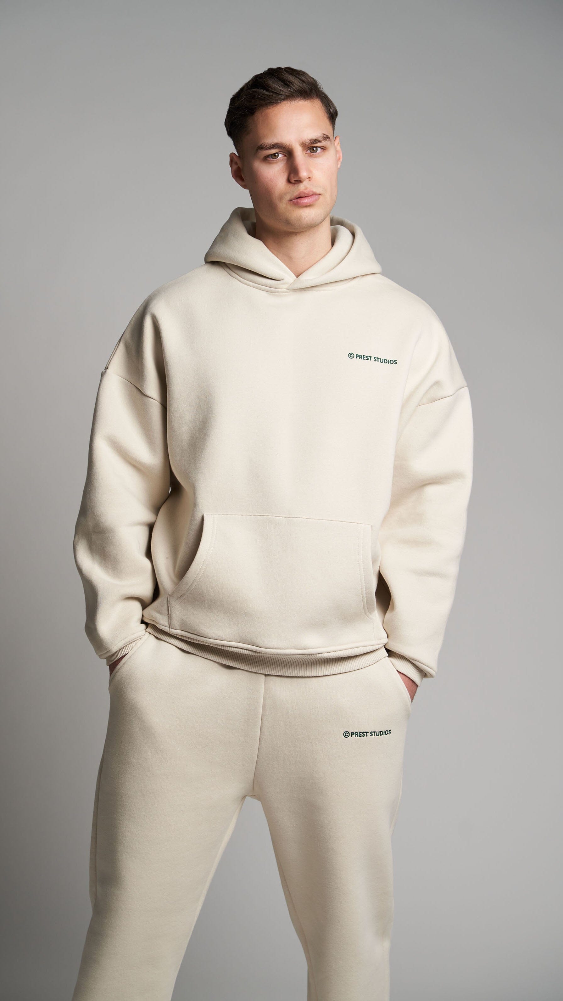 Beiger oversize Hoodie für Männer. Beiger Basic Hoodie für Herren