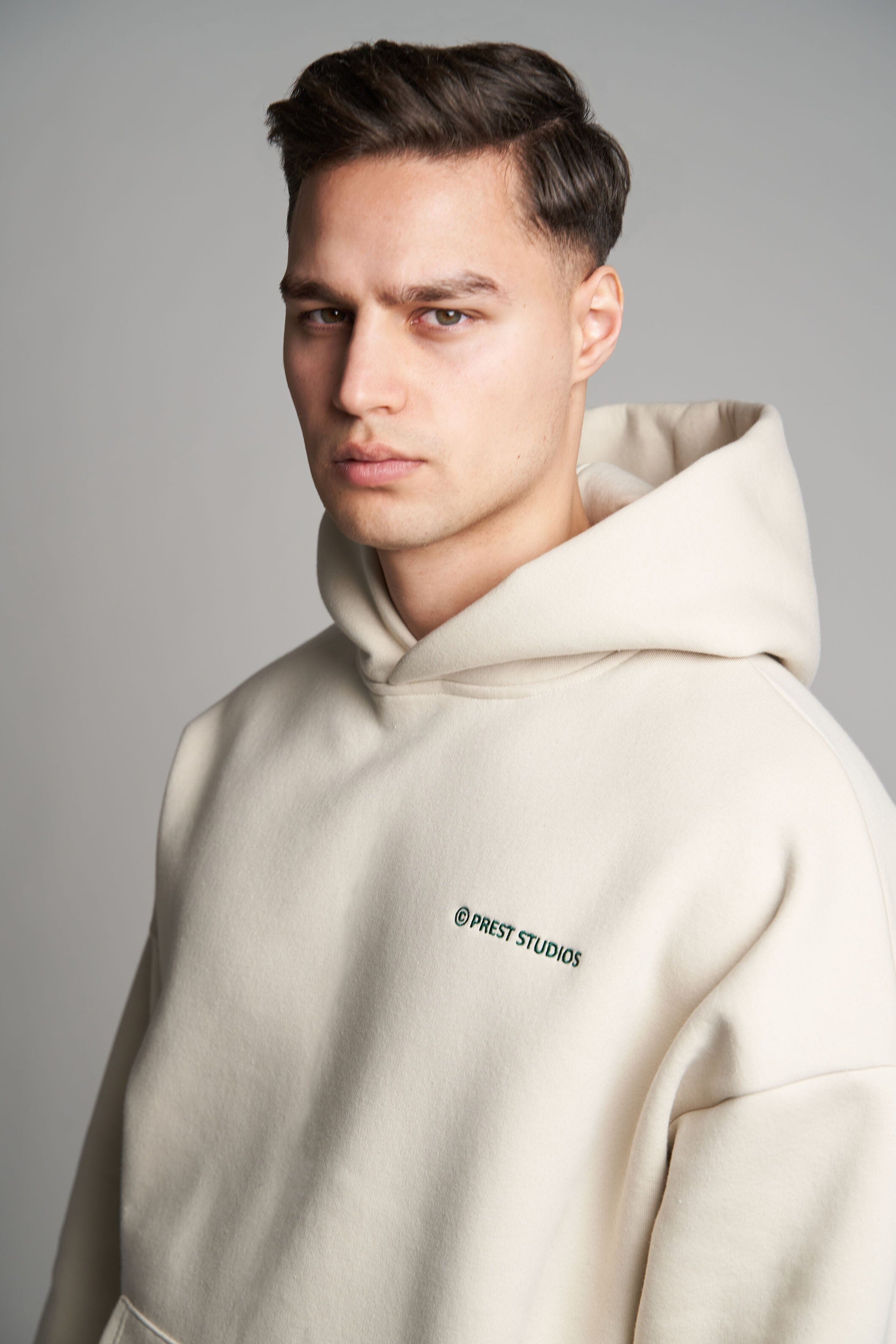 Beiger oversize Hoodie für Männer. Beiger Basic Hoodie für Herren