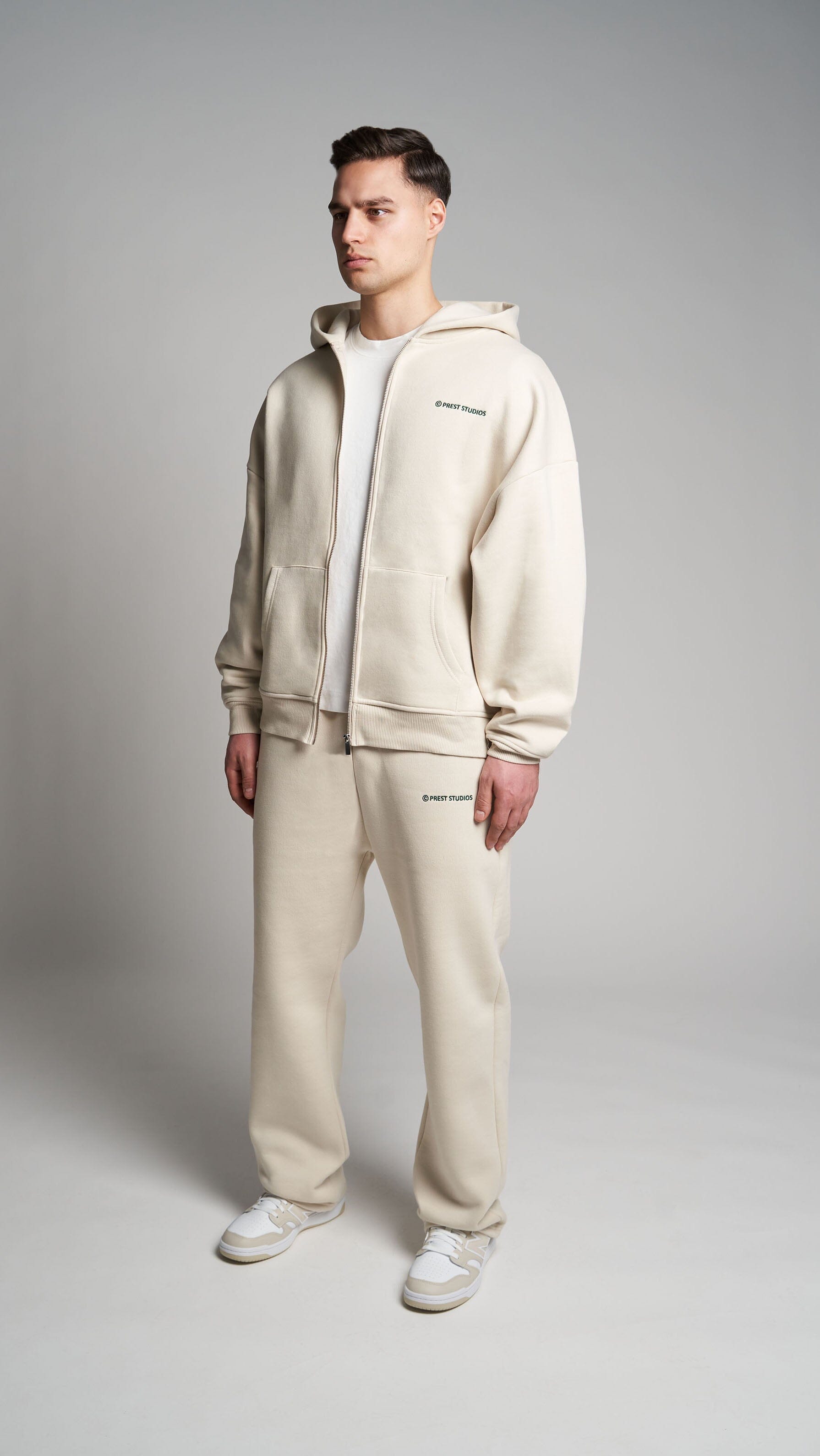 Beige Zip Jacket für Männer. Beige Basic Zip Jacket für Herren . Beiger Tracksuit für Männer 