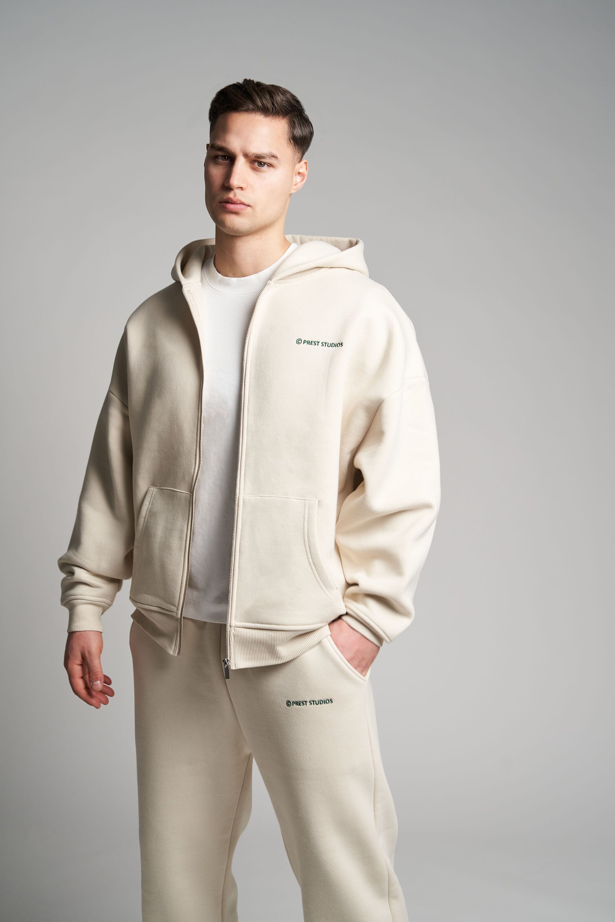 Beige Zip Jacket für Männer. Beige Basic Zip Jacket für Herren . Beiger Tracksuit für Männer