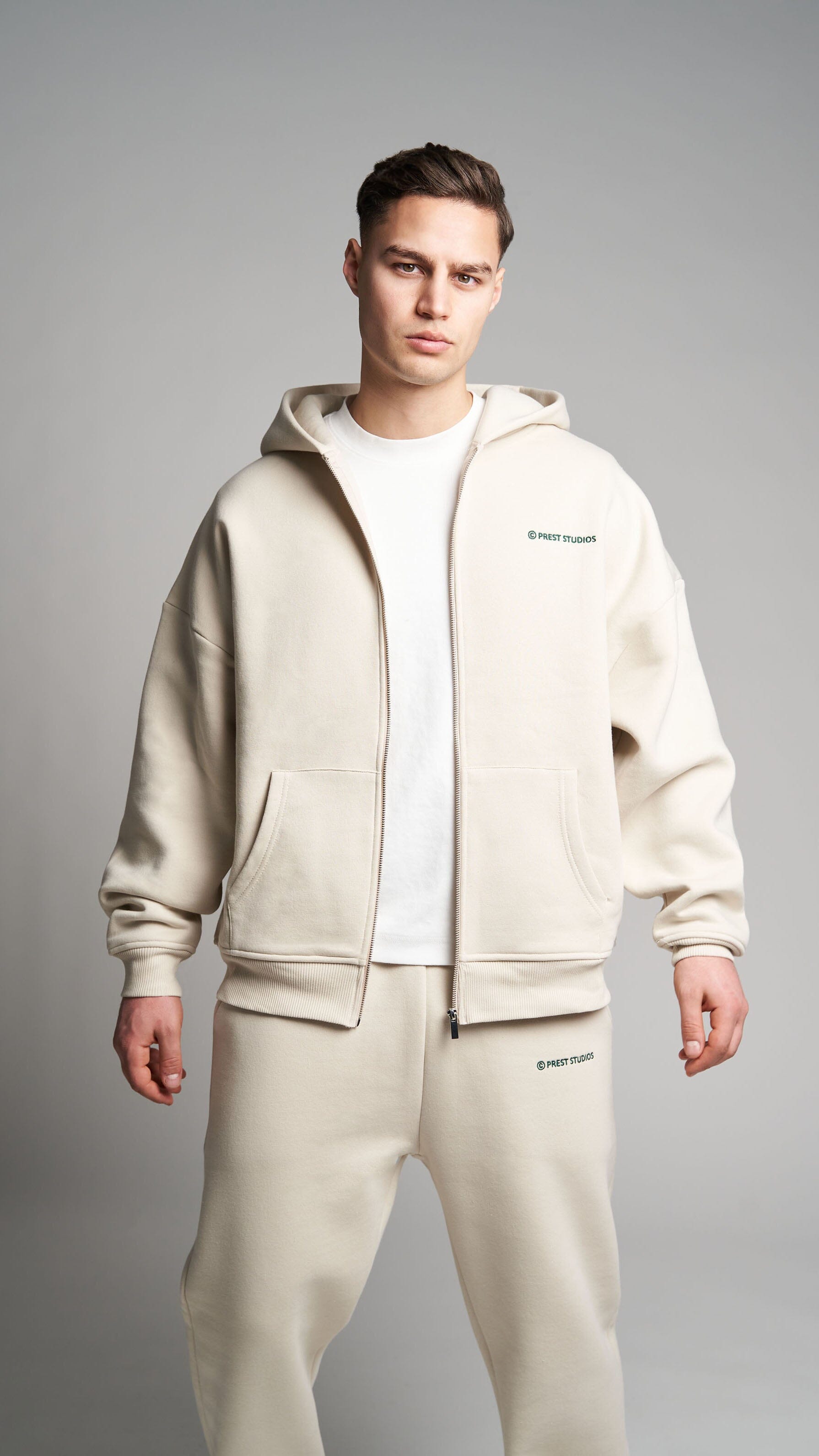 Beige Zip Jacket für Männer. Beige Basic Zip Jacket für Herren . Beiger Tracksuit für Männer