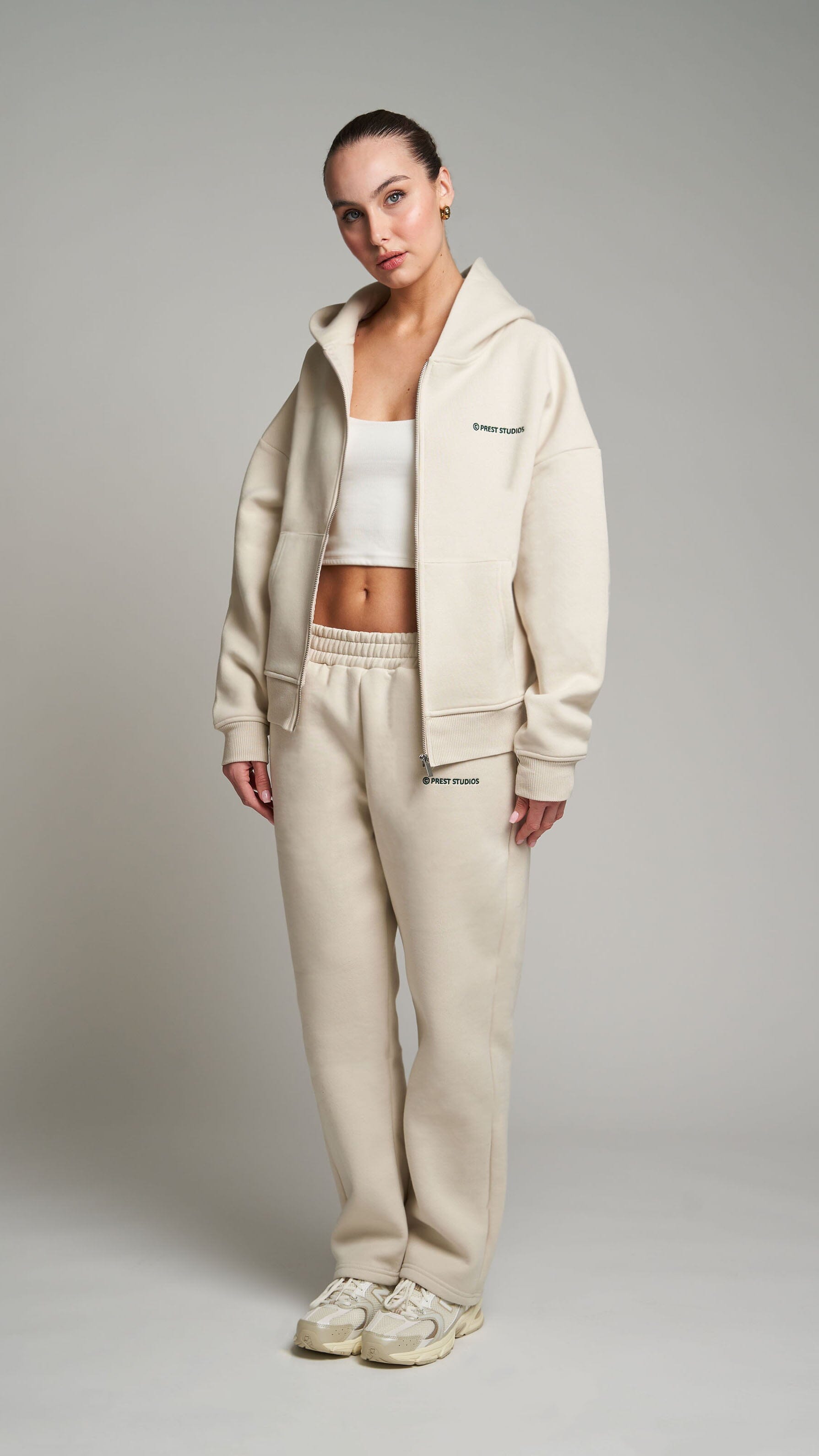 Beige Zip Jacket für Frauen. Beige Basic Zip Jacket für Damen . Beiger Tracksuit für Frauen