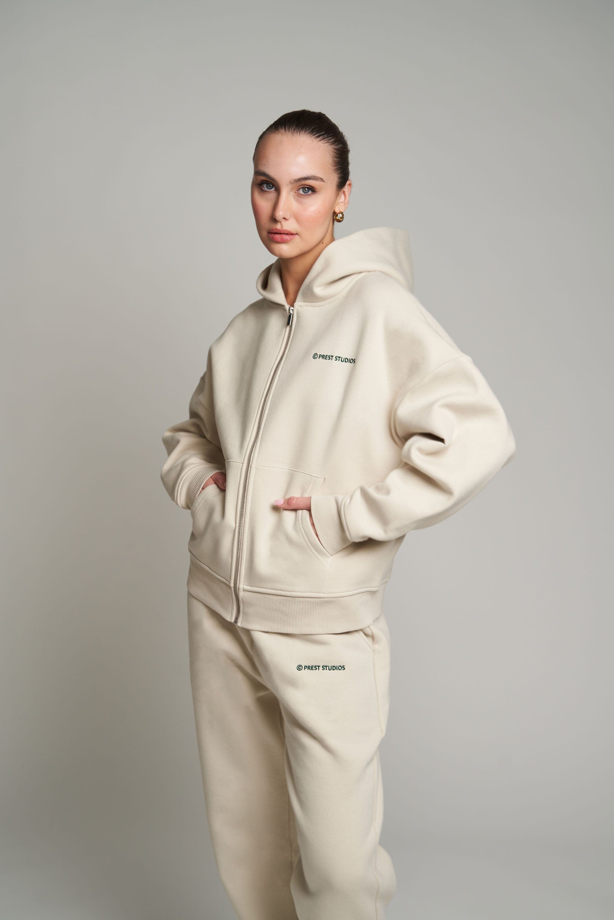 Beige Zip Jacket für Frauen. Beige Basic Zip Jacket für Damen . Beiger Tracksuit für Frauen