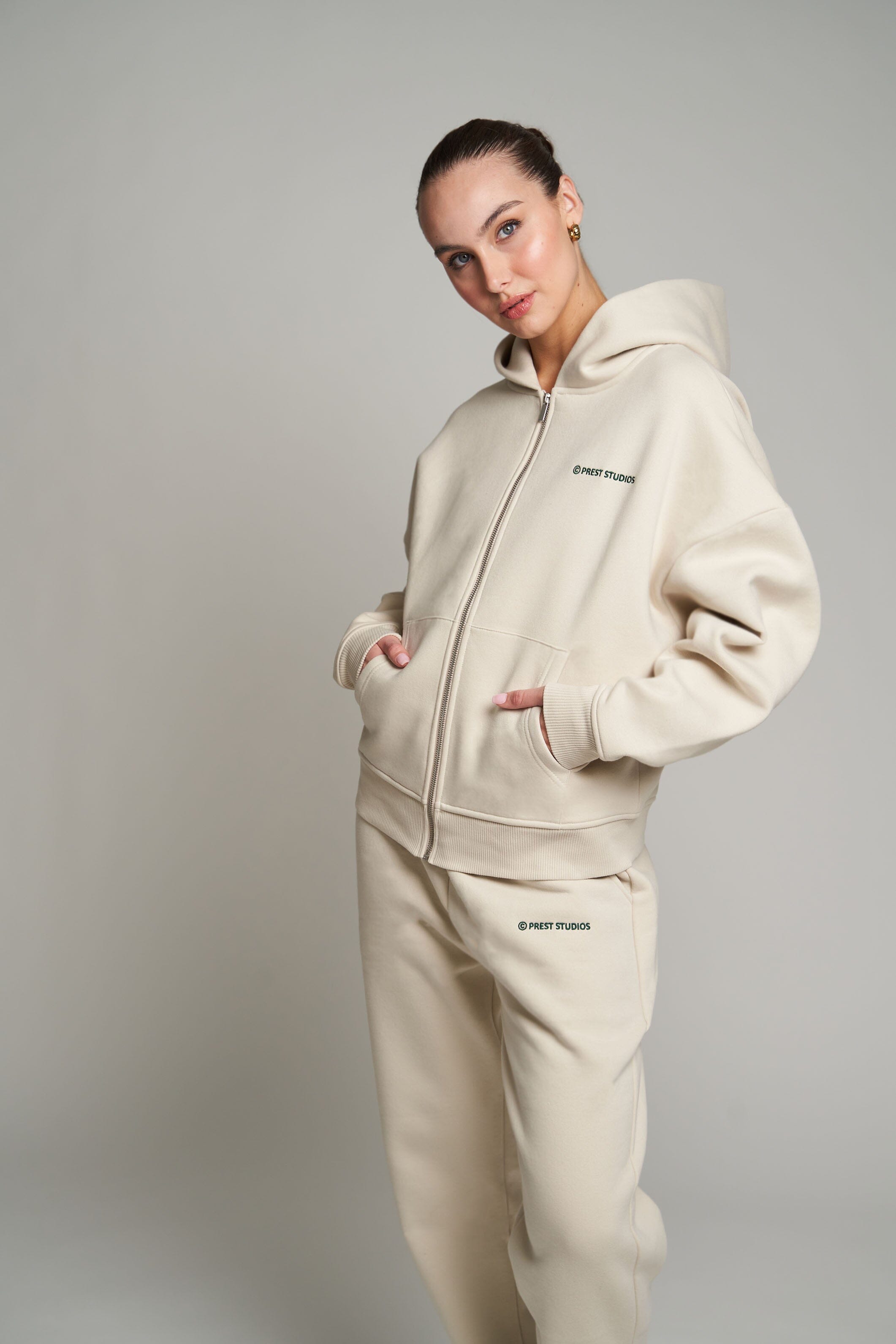 Beige Zip Jacket für Frauen. Beige Basic Zip Jacket für Damen . Beiger Tracksuit für Frauen