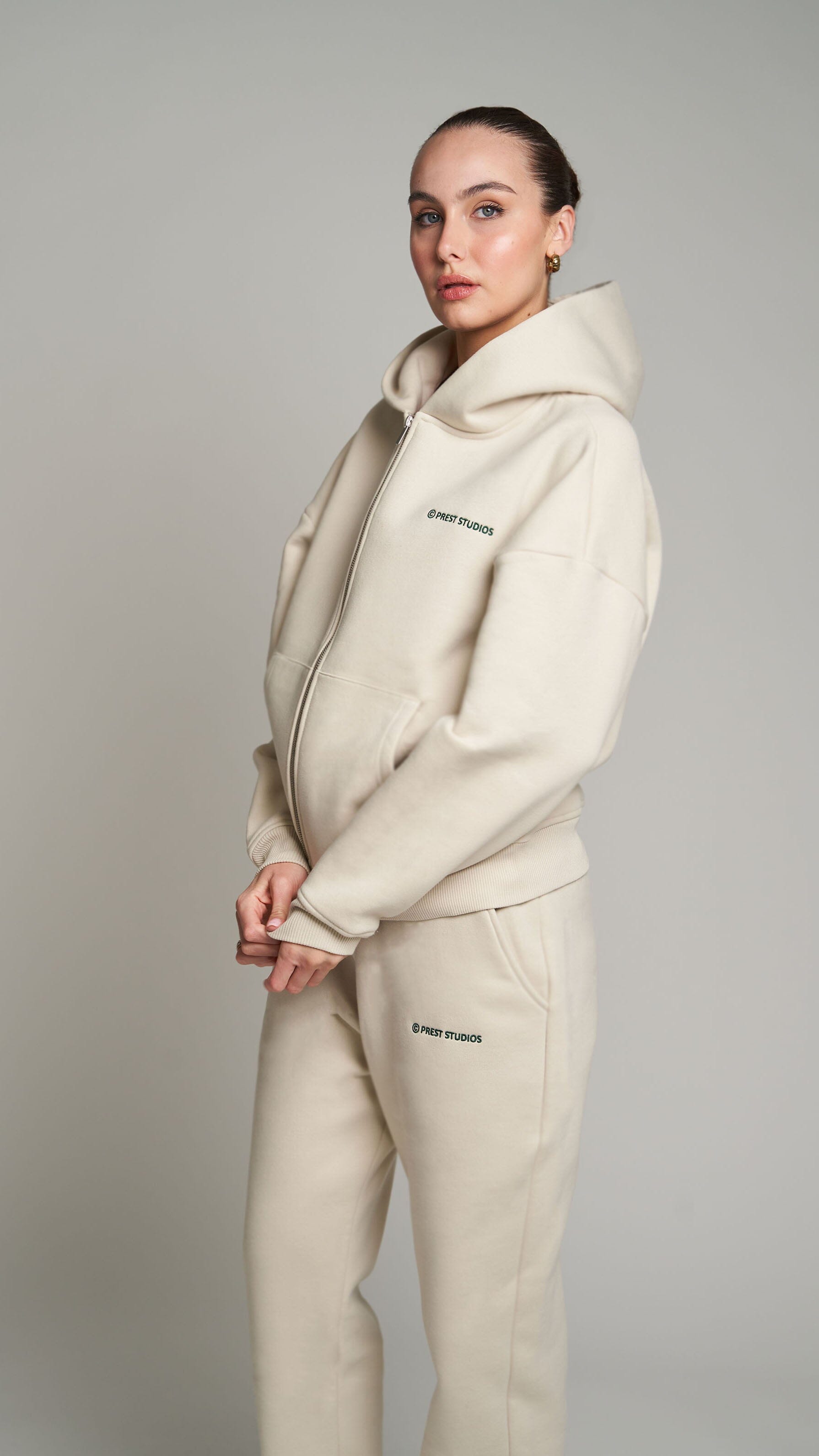 Beige Zip Jacket für Frauen. Beige Basic Zip Jacket für Damen . Beiger Tracksuit für Frauen 