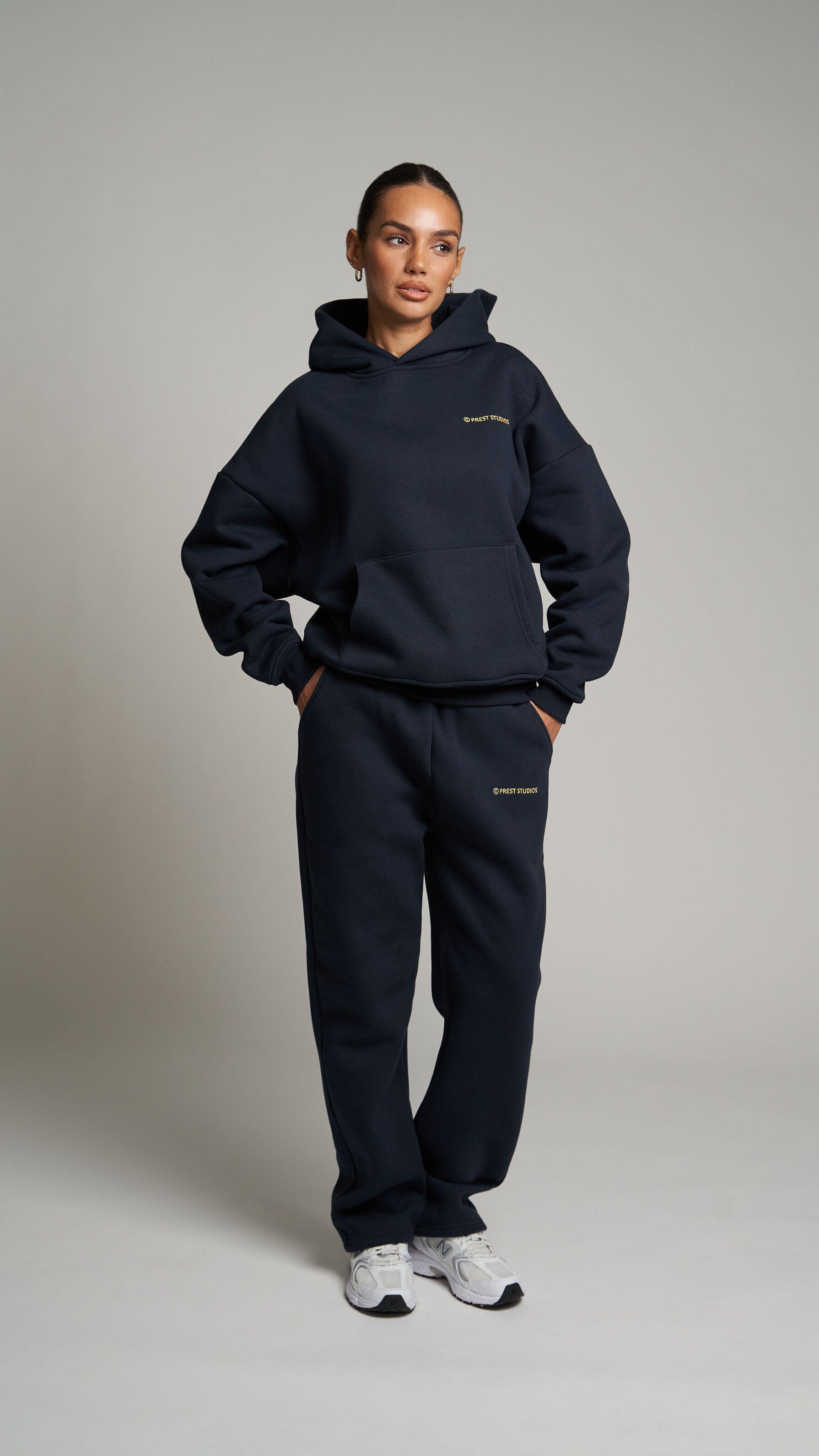 Navy Blue Jogginghose für Frauen. Navy Blue Basic Jogginghose für Damen . Navy blue Tracksuit für Frauen