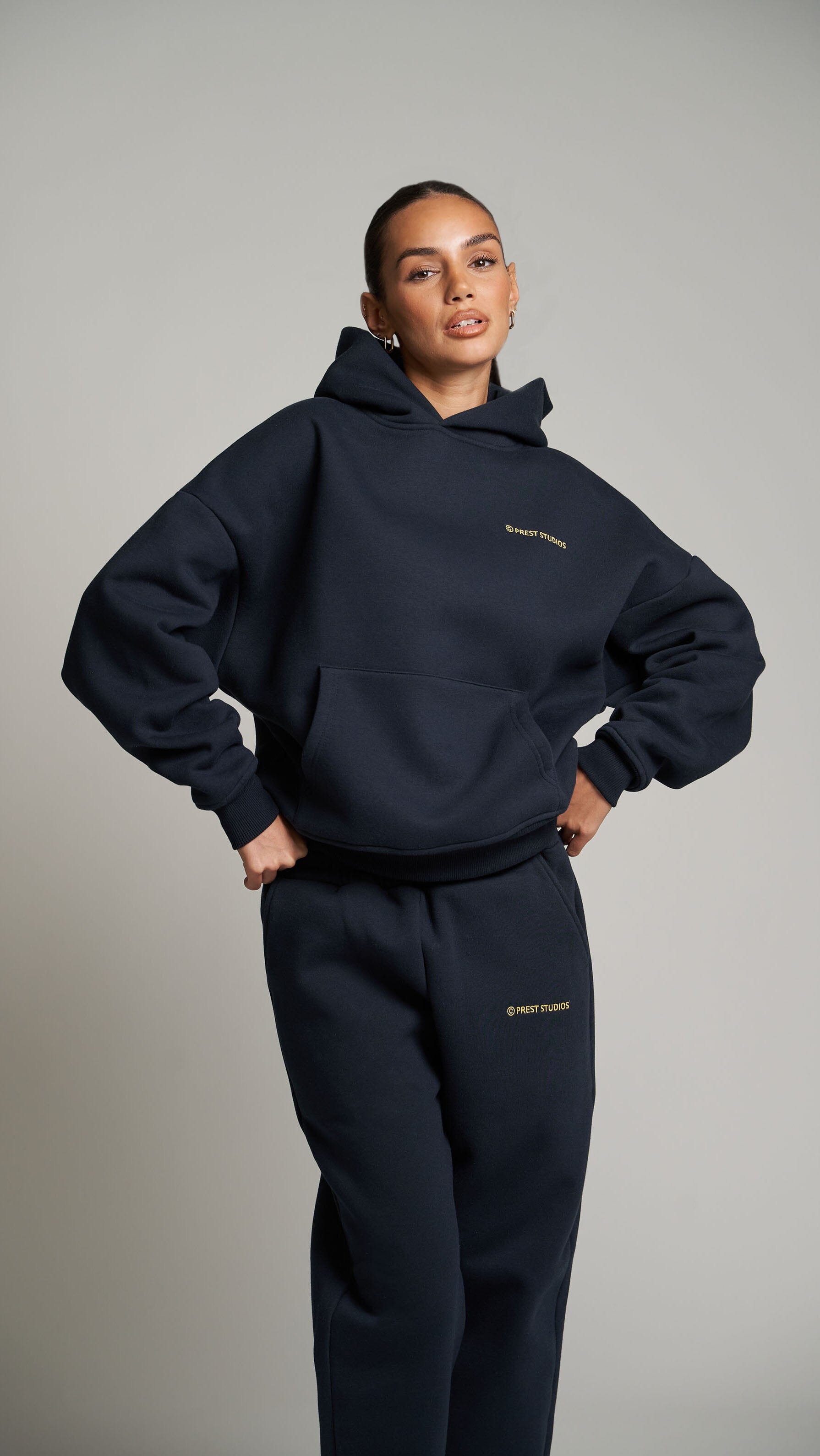 Navy Blue Jogginghose für Frauen. Navy Blue Basic Jogginghose für Damen . Navy blue Tracksuit für Frauen