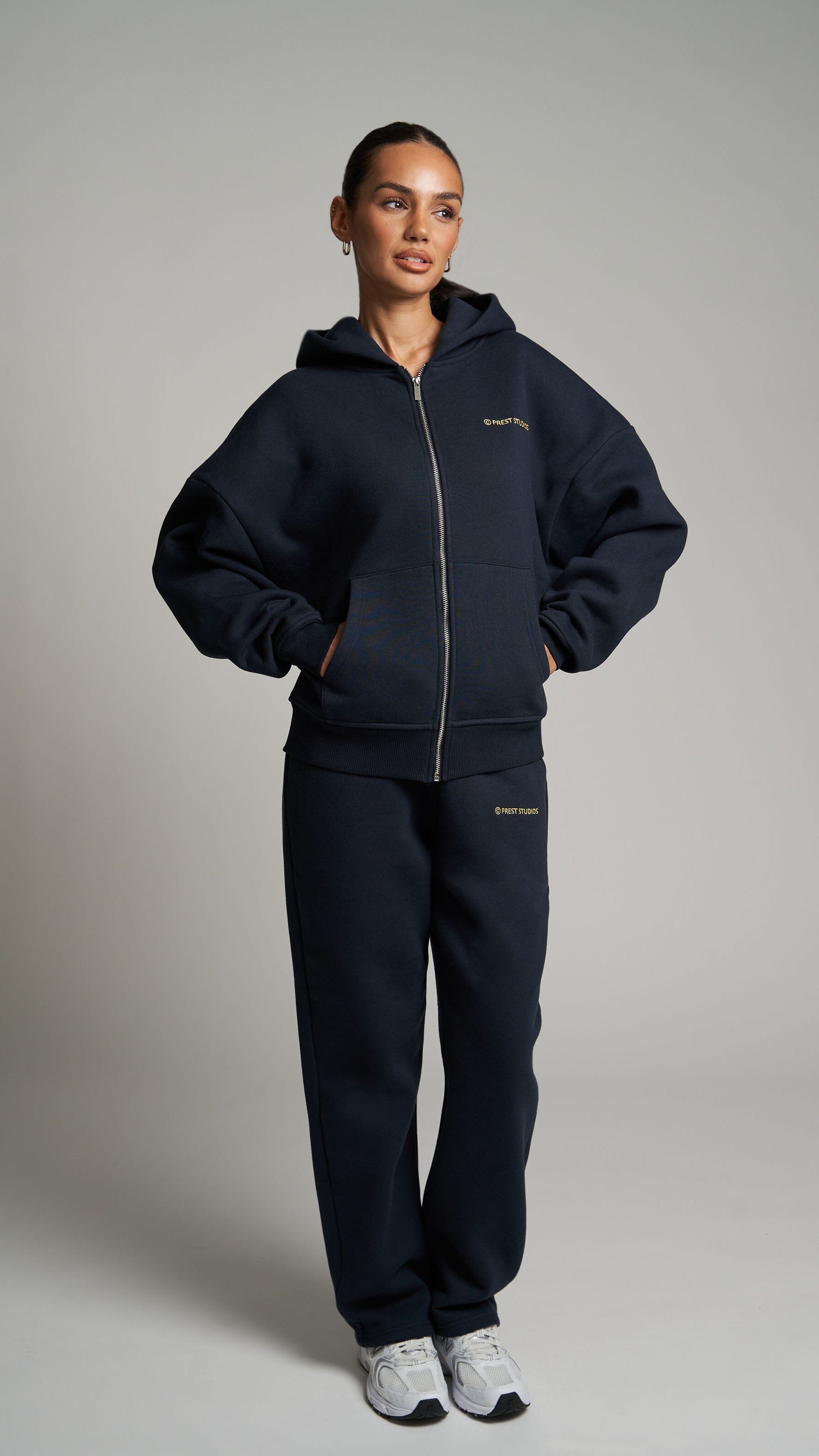 Navy Blue Zip Jacket für Frauen. Navy Blue Basic Zip Jacket für Damen . Navy Blue Tracksuit für Frauen 