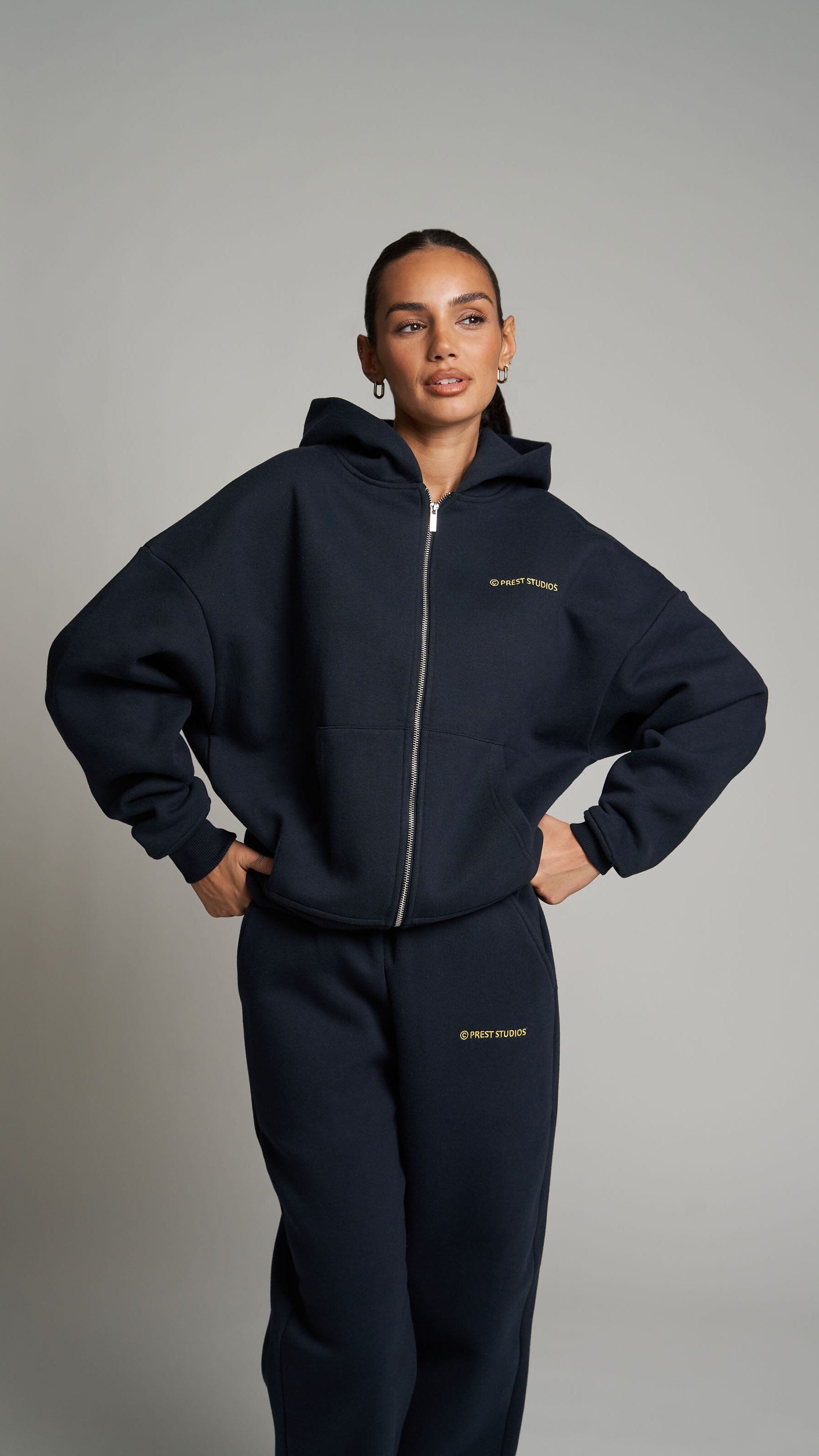 Navy Blue Zip Jacket für Frauen. Navy Blue Basic Zip Jacket für Damen . Navy Blue Tracksuit für Frauen 