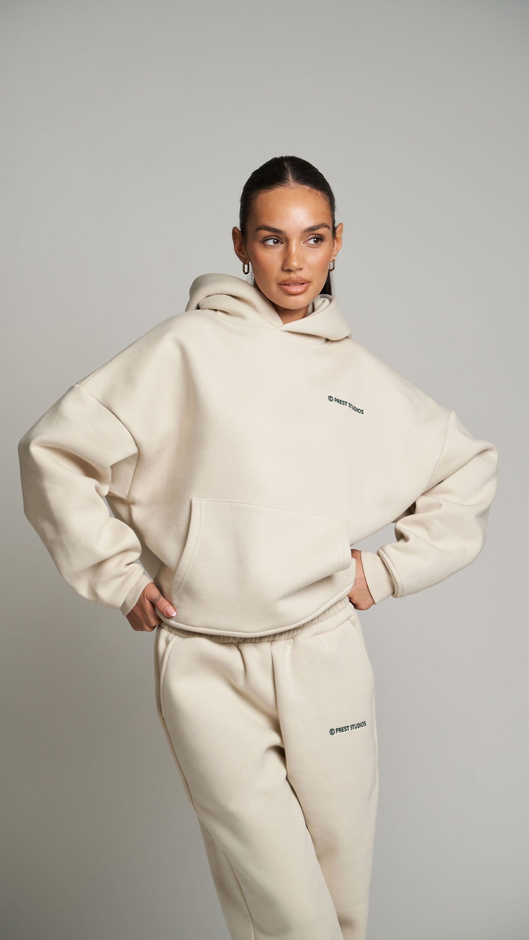 Beige Jogginghose für Frauen. Beige Basic Jogginghose für Damen. Beiger Tracksuit für Frauen