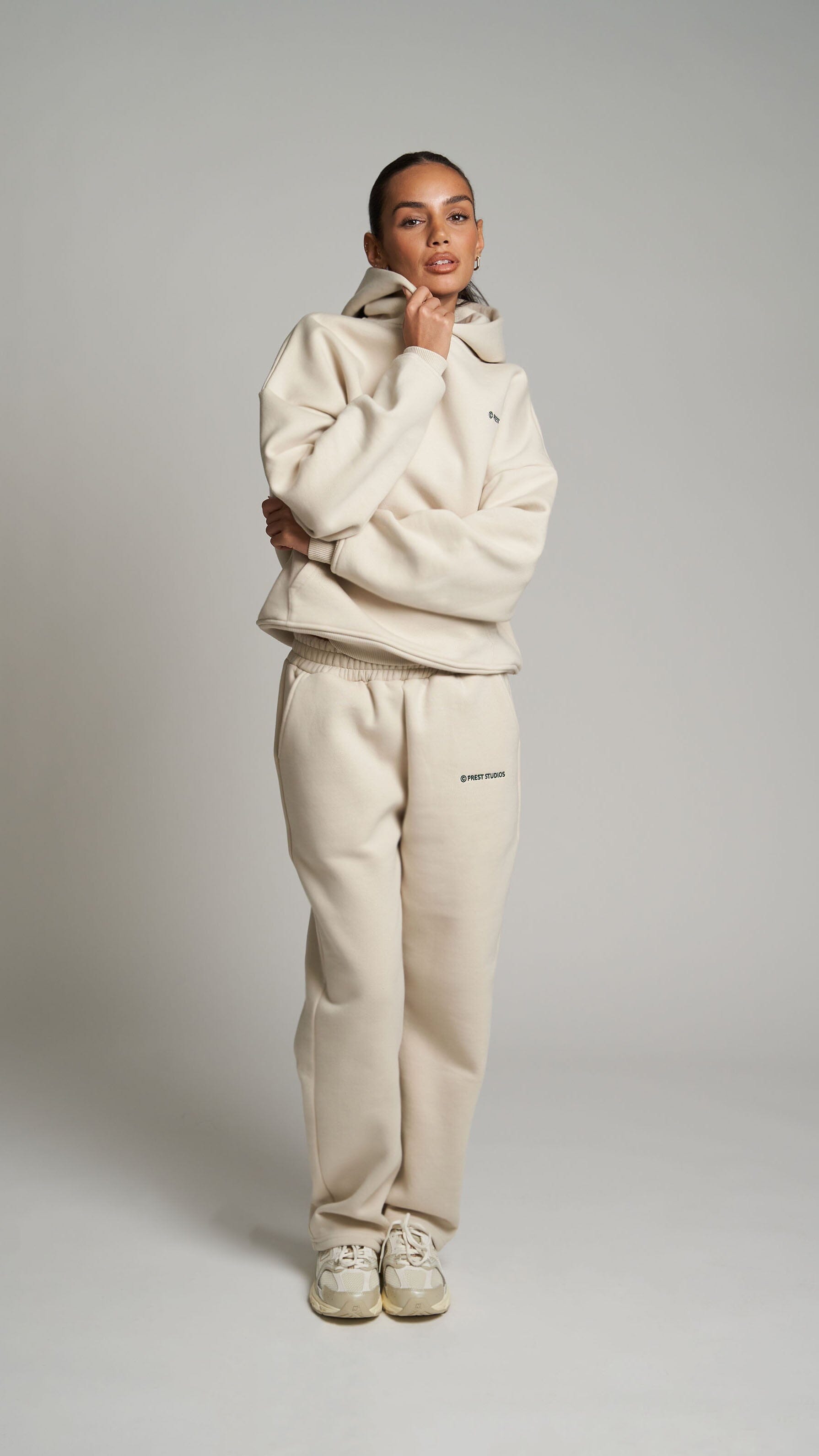 Beige Jogginghose für Frauen. Beige Basic Jogginghose für Damen. Beiger Tracksuit für Frauen