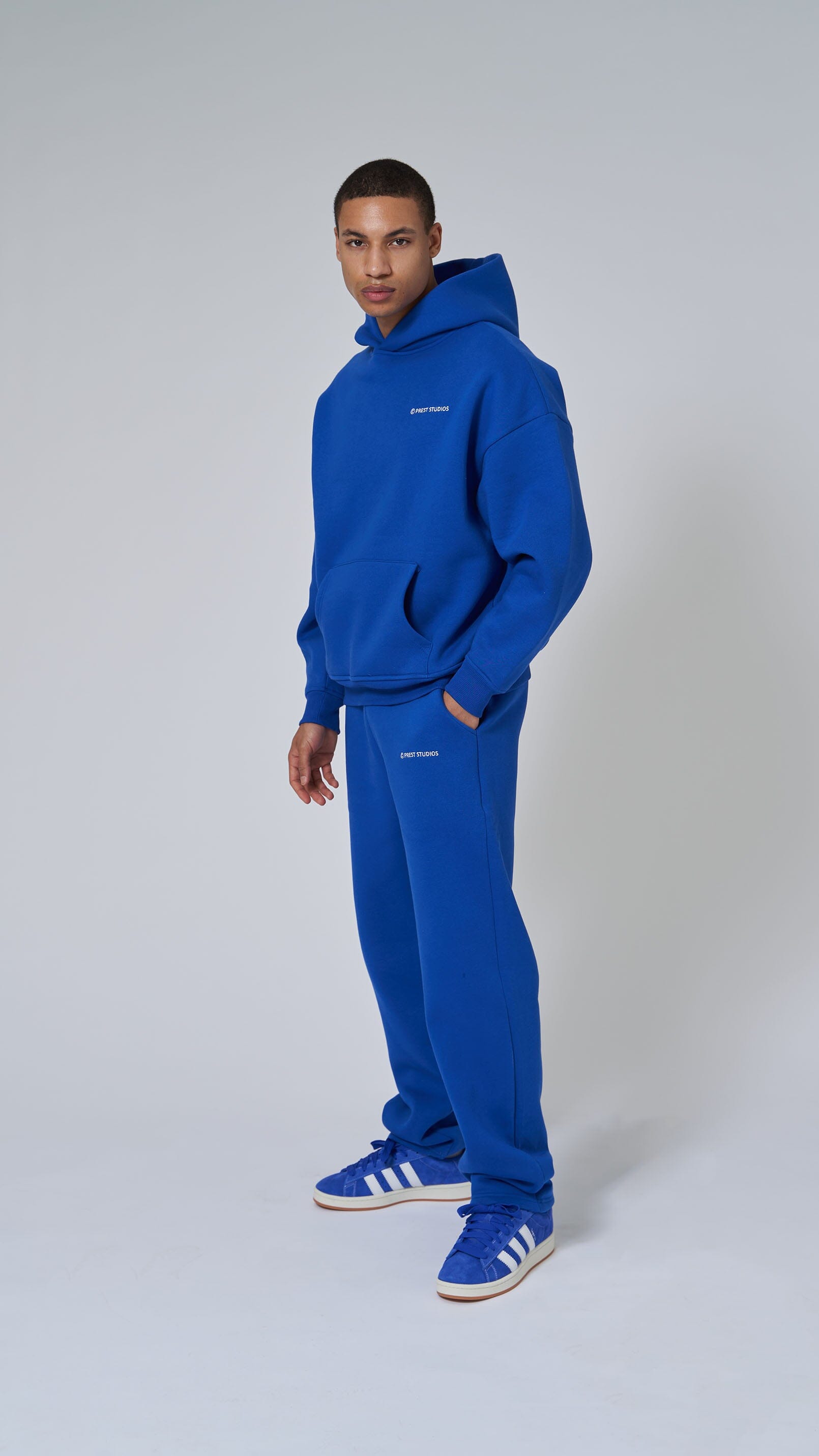 Oversize Hoodie in blau für Herren.