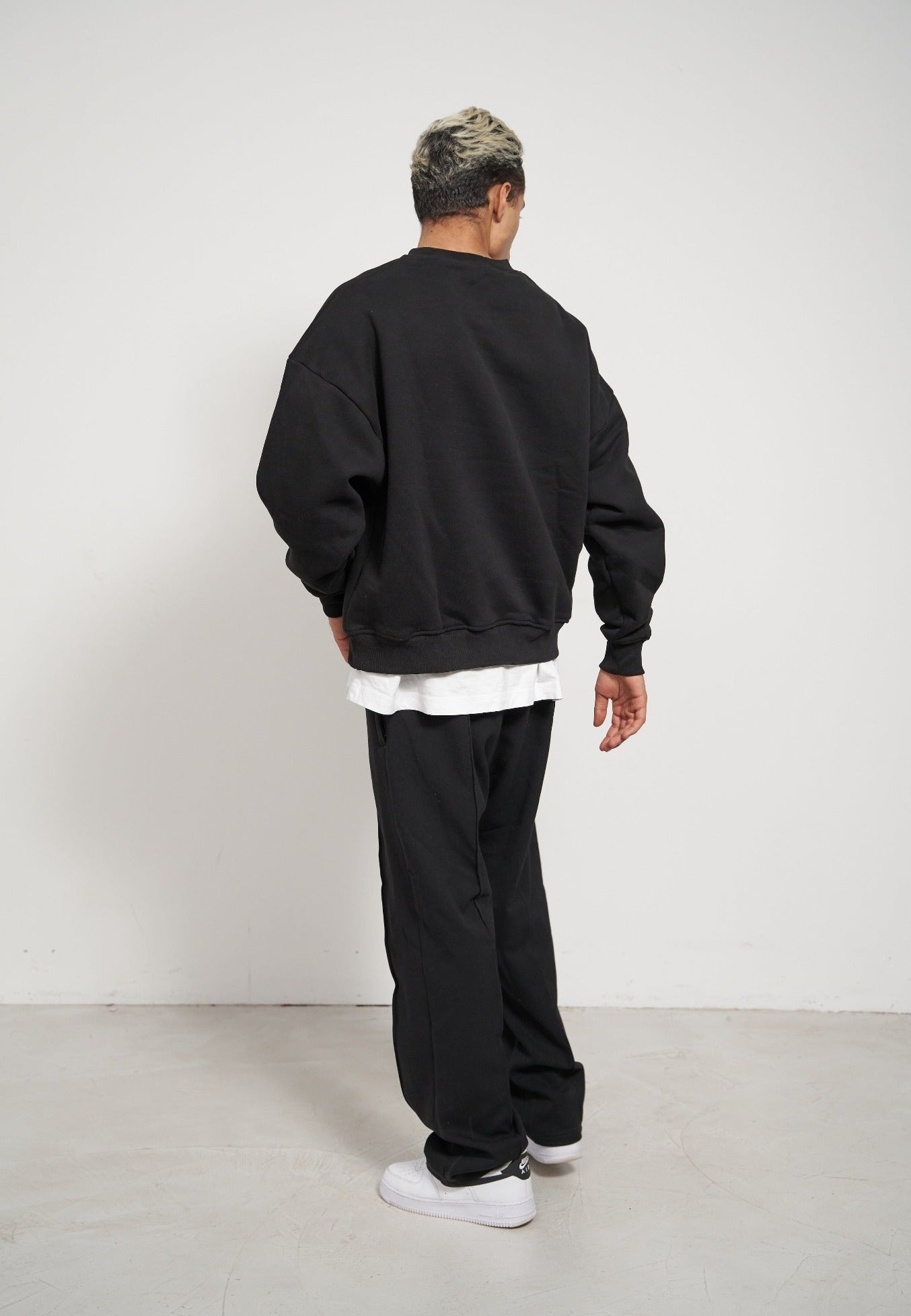Schwarzer oversize Sweater für Männer. Schwarzer Basic Sweater für Herren