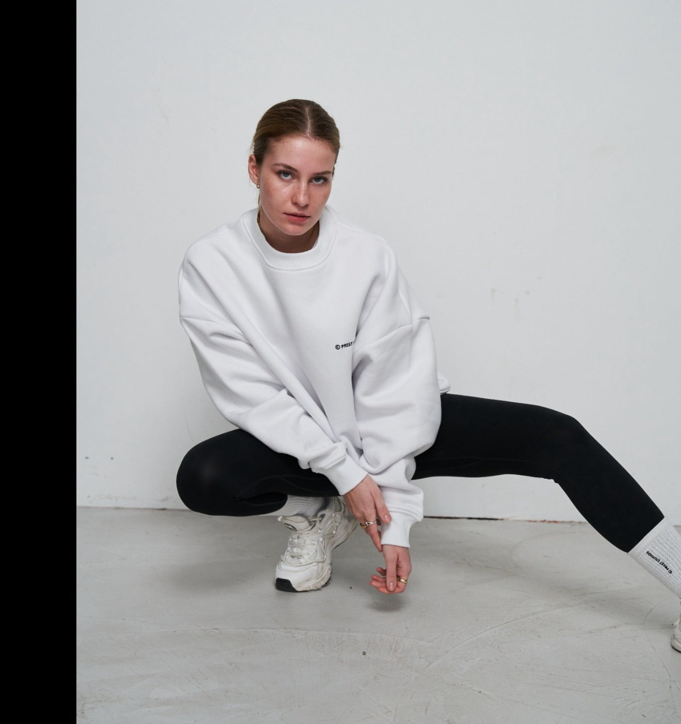 Weißer Pullover Damen oversize Frontansicht - Prest Studios