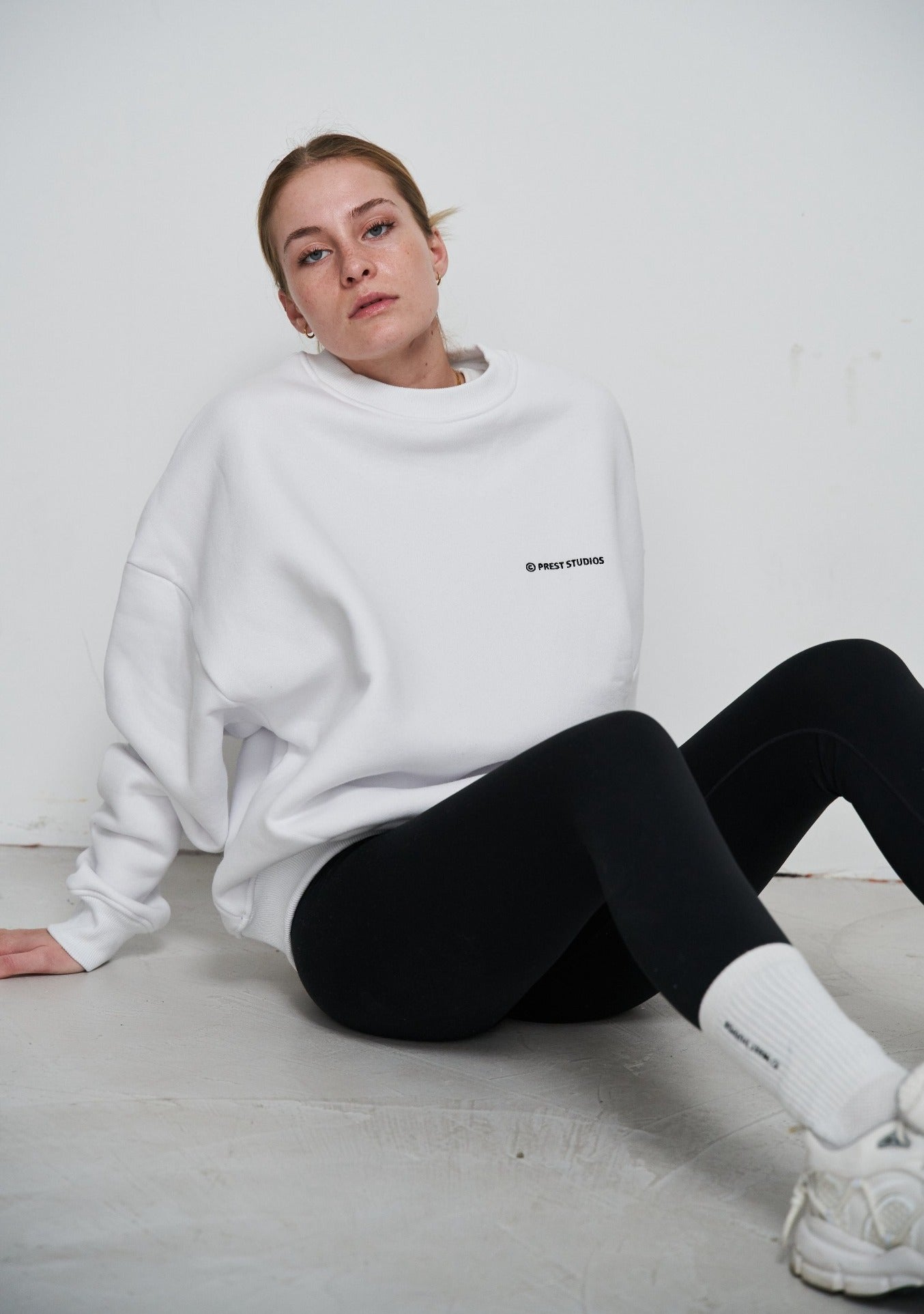 Weißer oversize Sweater für Frauen. Weißer Basic Sweater für Damen