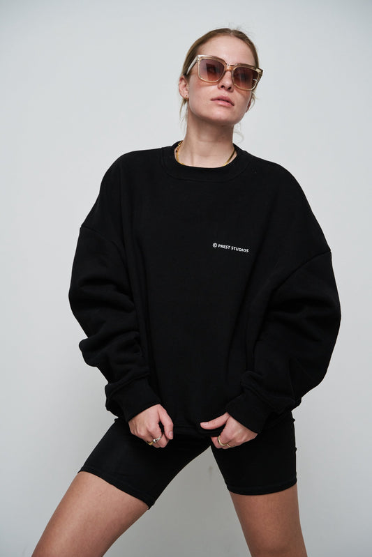Schwarzer oversize Sweater für Frauen. Schwarzer Basic Sweater für Damen