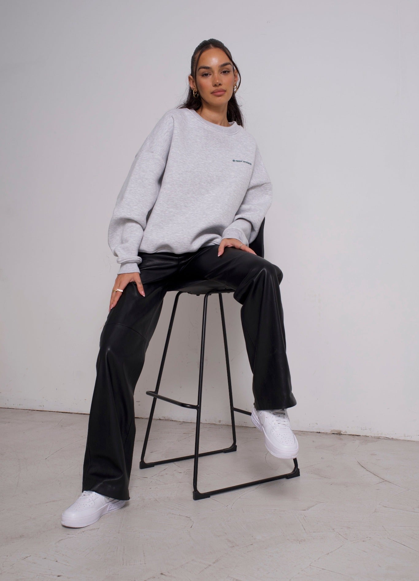 Oversize Pullover Damen grau Frontansicht - Prest Studios