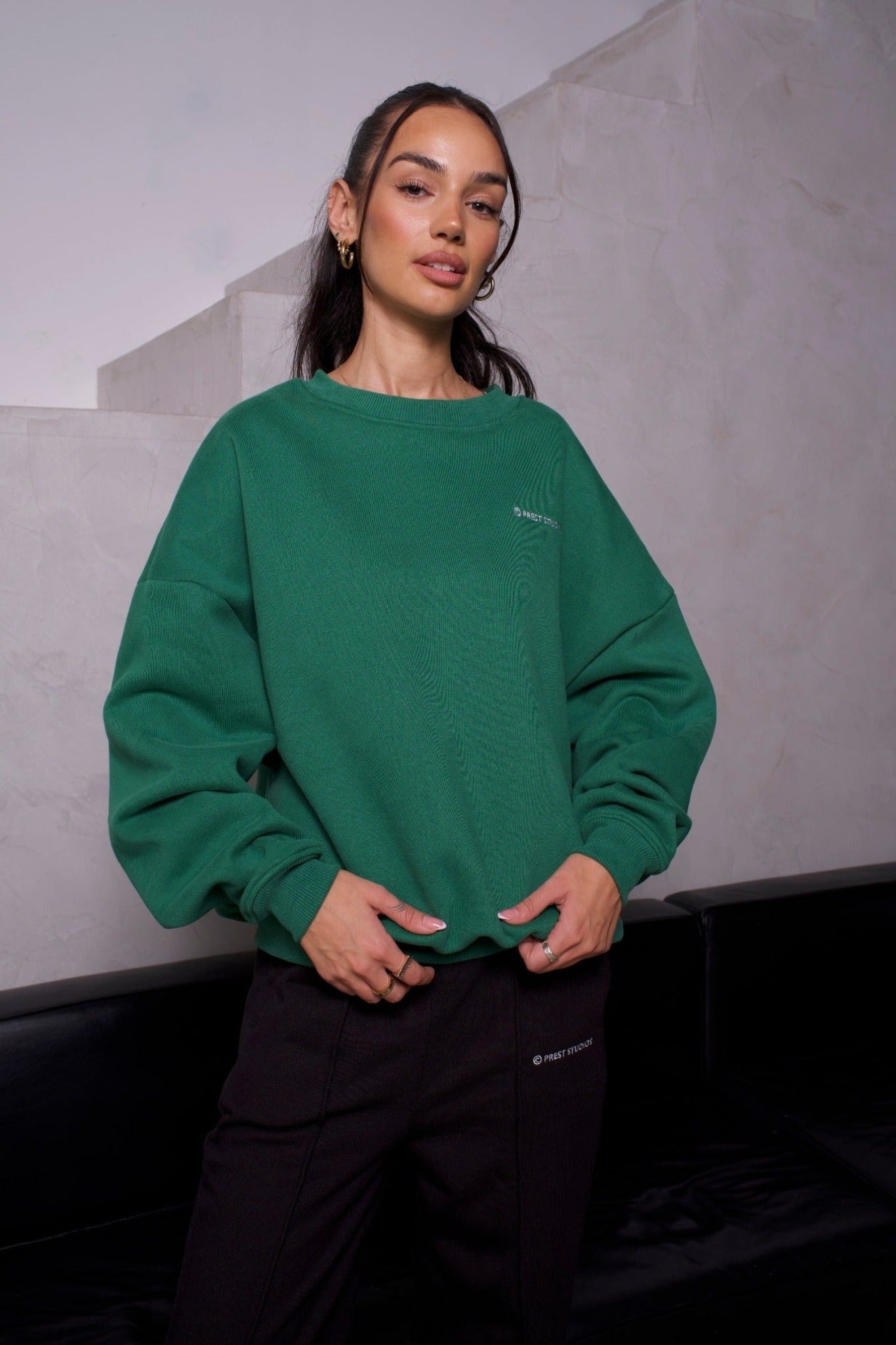 Grüner oversize Sweater für Frauen. Grüner Basic Sweater für Damen