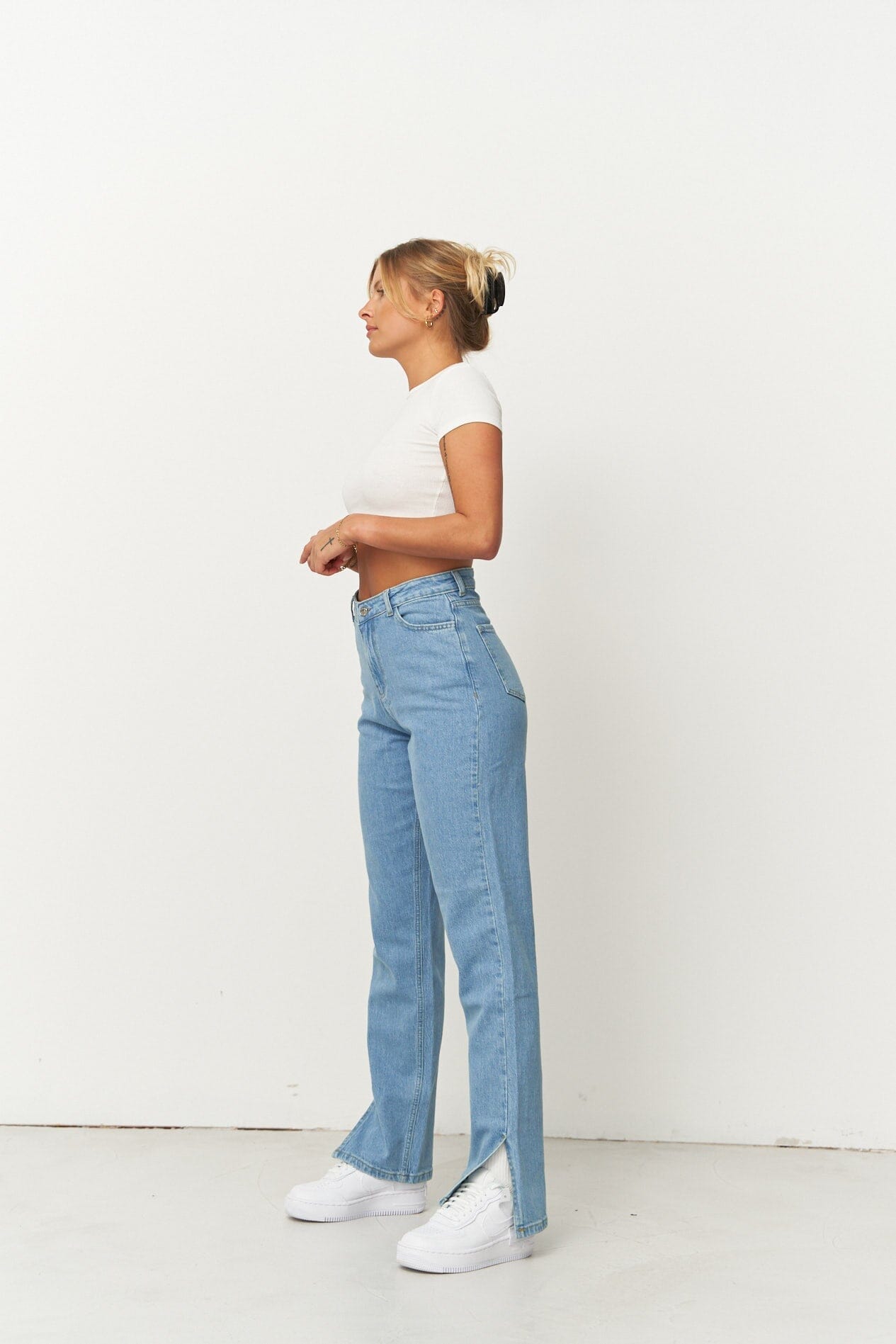 Hellblaue Jeans für Frauen mit einem geraden Schnitt. Hellblaue Denim Jeans für Damen