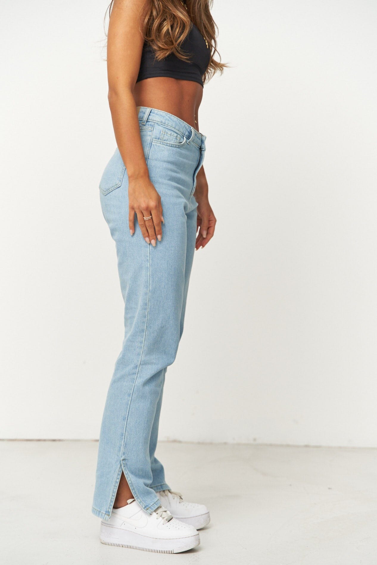 Hellblaue Jeans für Frauen mit einem geraden Schnitt. Hellblaue Denim Jeans für Damen