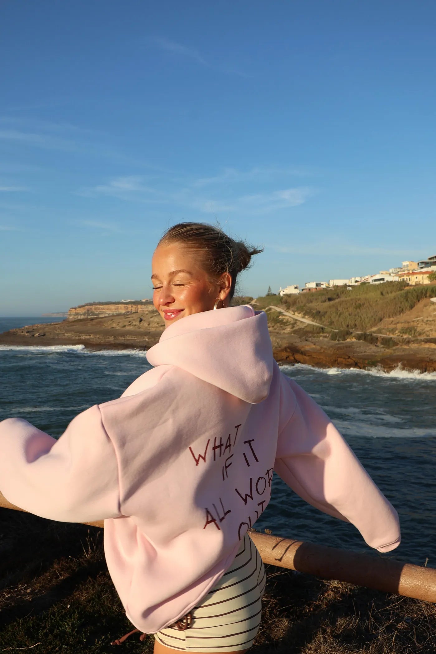kathibaum x Prest Studios, Hoodie Rosa mit Rückenprint What if it all works out?